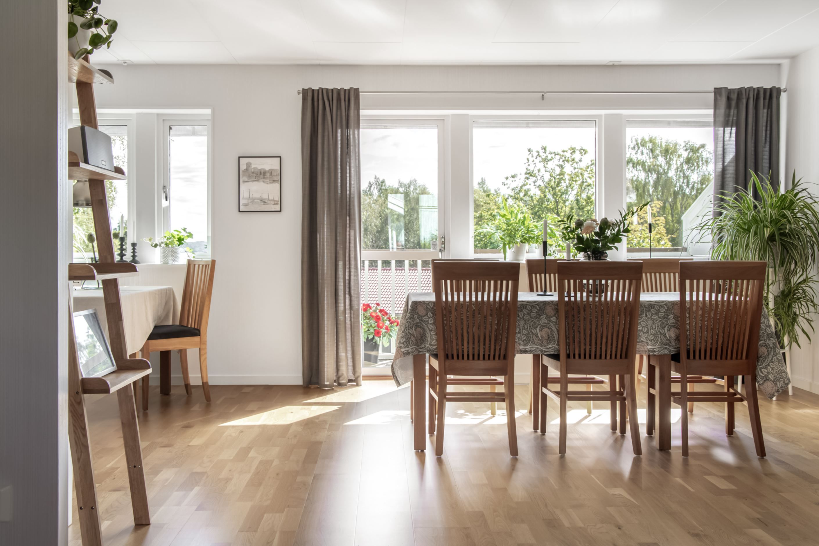 Den stora matplatsen i vardagsrummet har utgång till balkongen.