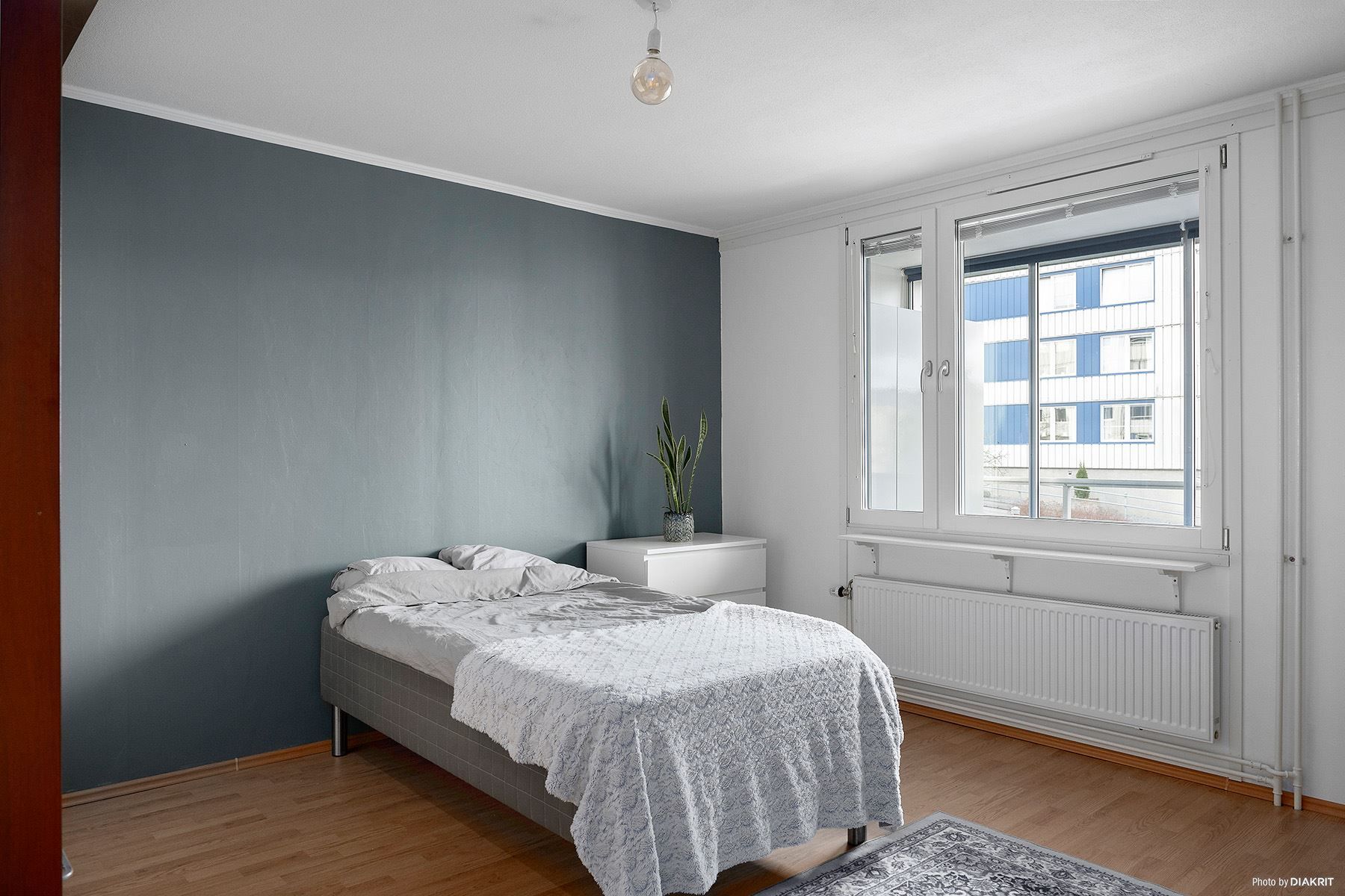 Det största sovrummet har gott om plats för dubbelsängen.