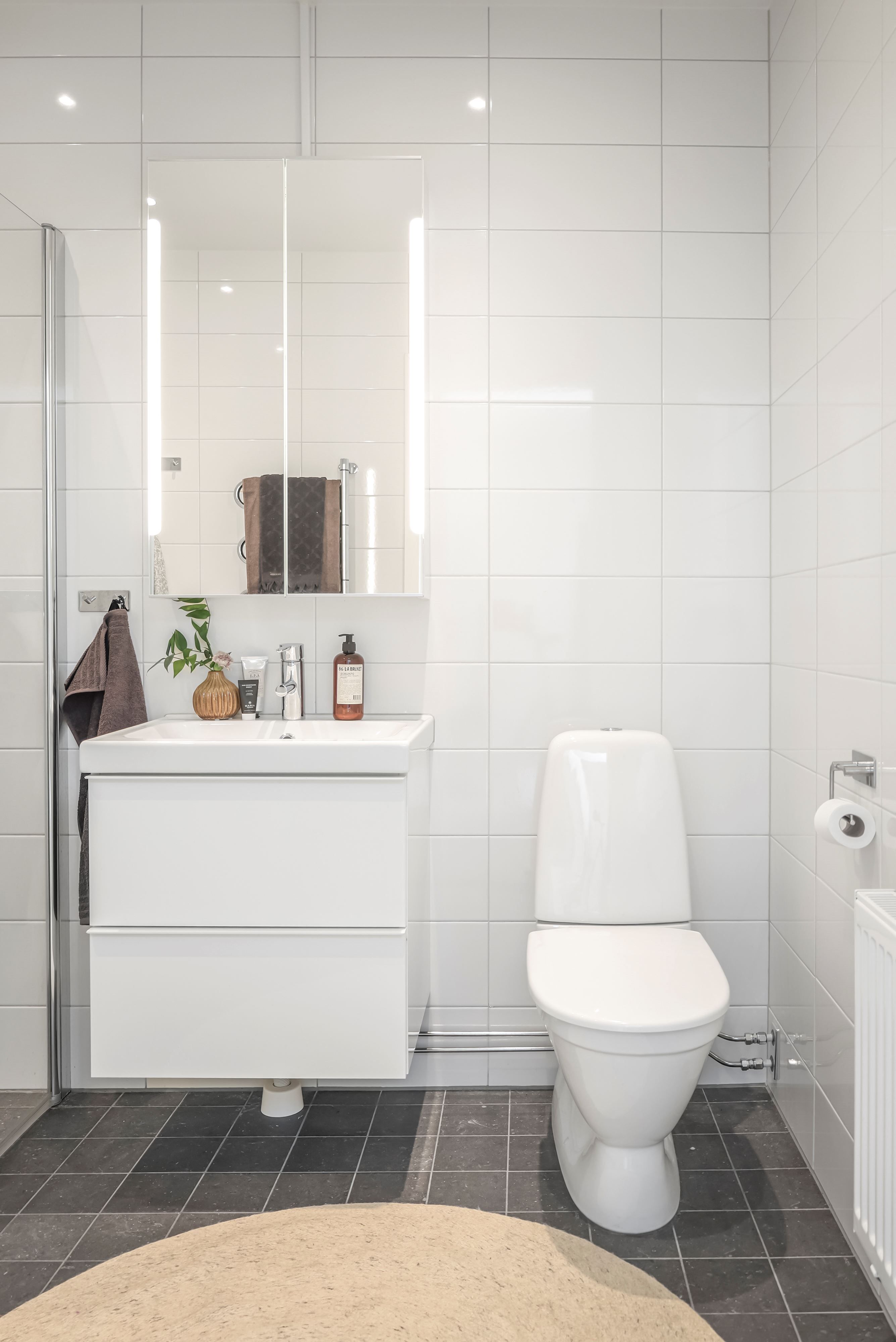 Det kanonfina badrummet på entréplan.