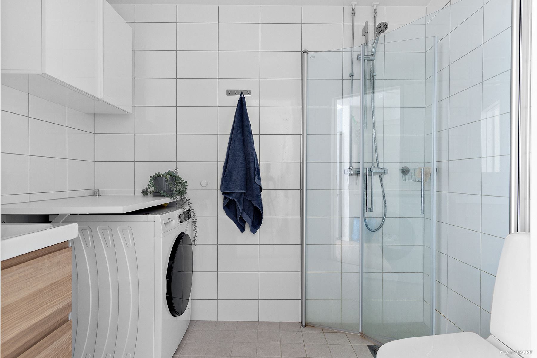 Det kanonfina badrummet har tvättmöjligheter.