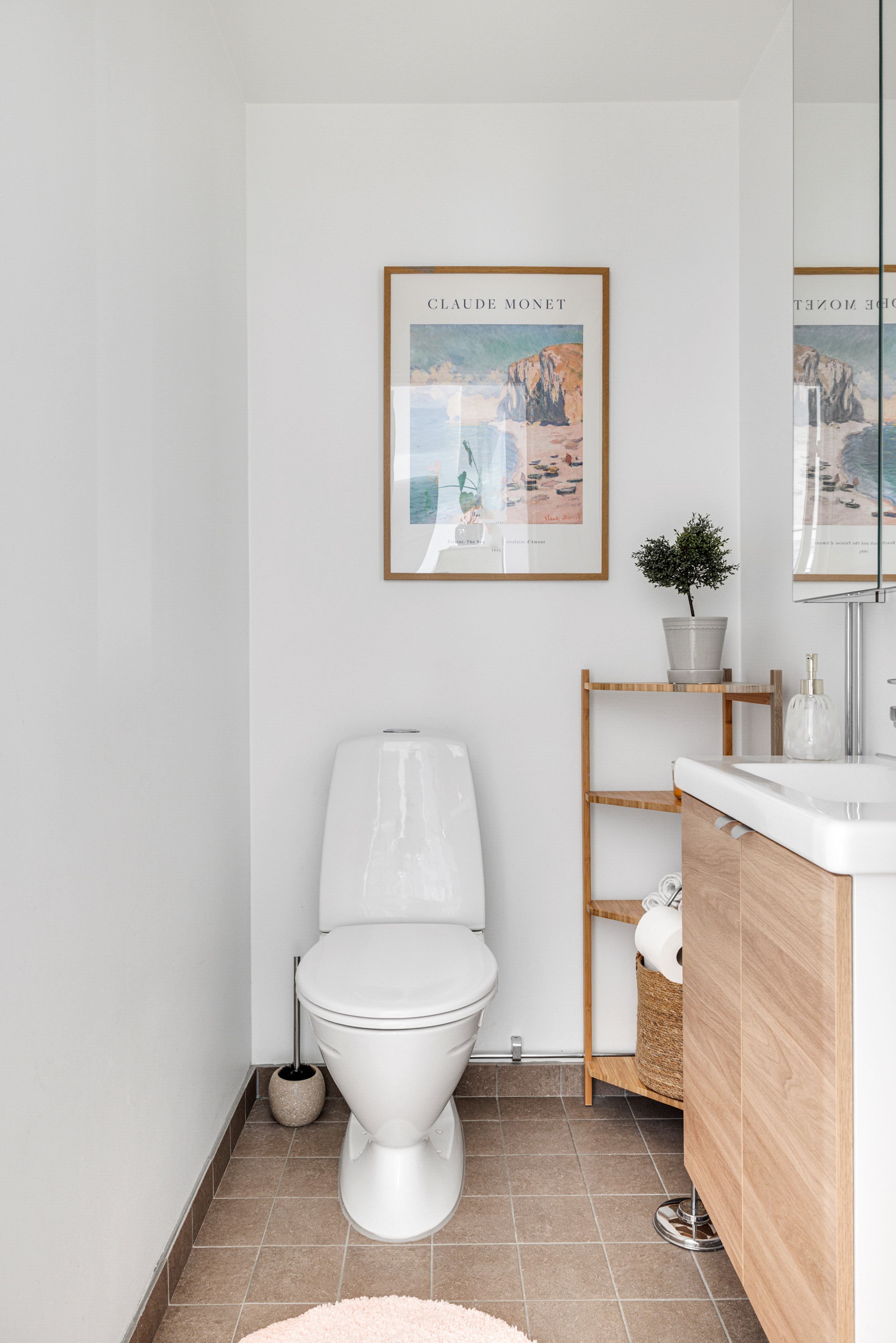 Gäst-toaletten är perfekt vid besök eller med många i familjen.