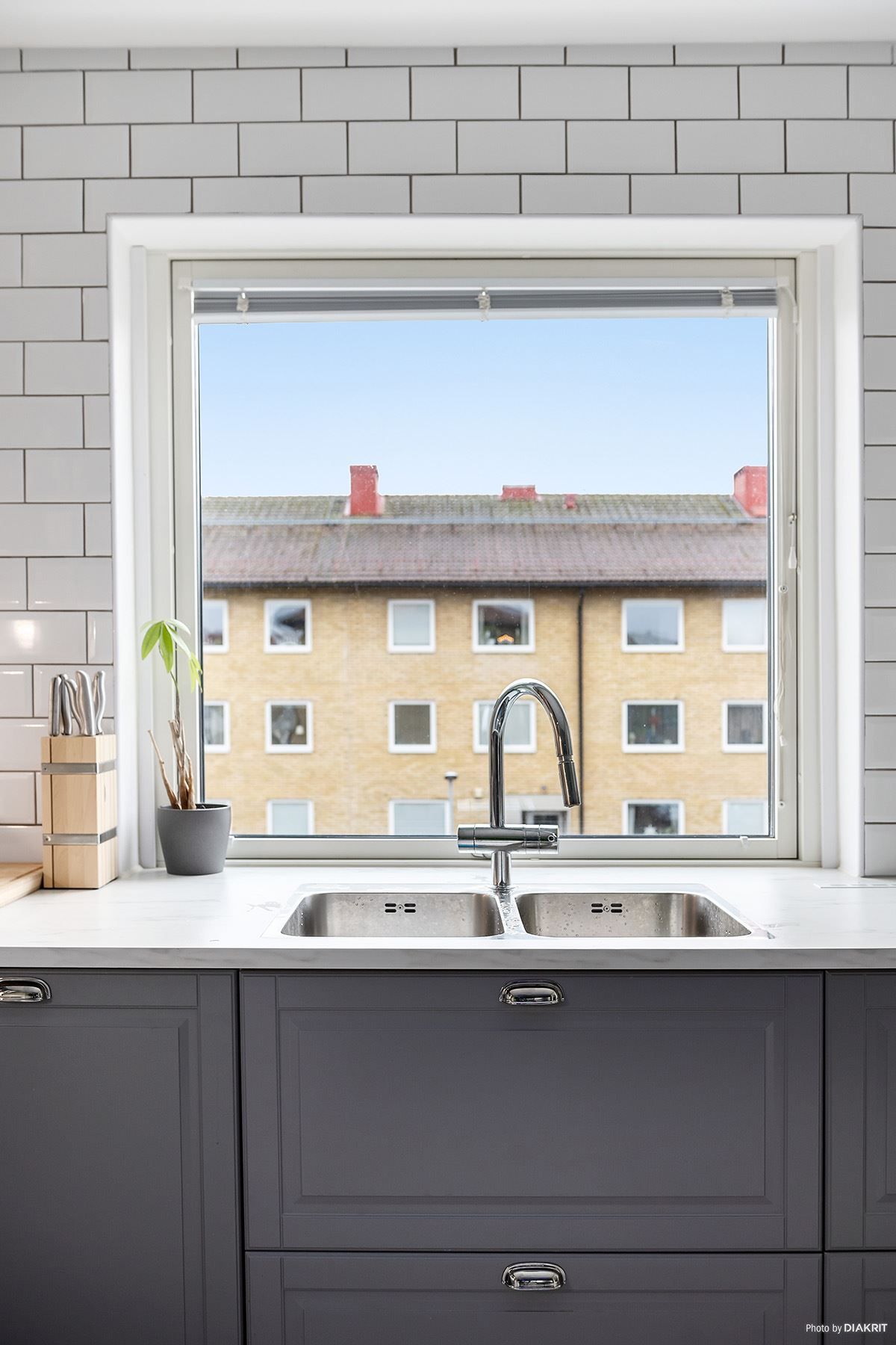 I köket finns gott om arbetsyta med naturligt ljusinsläpp.