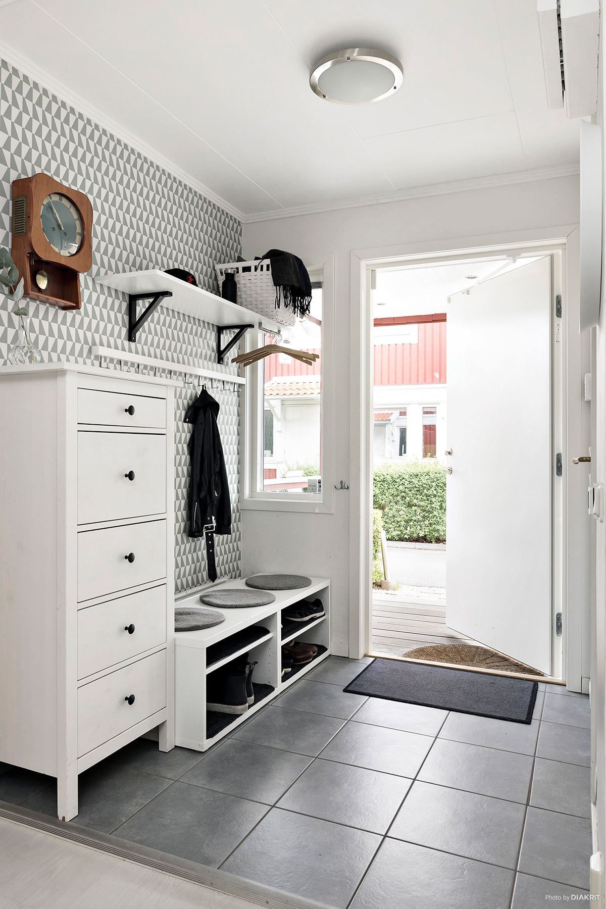 I hallen finns fina avhängnings och förvaringsmöjligheter.