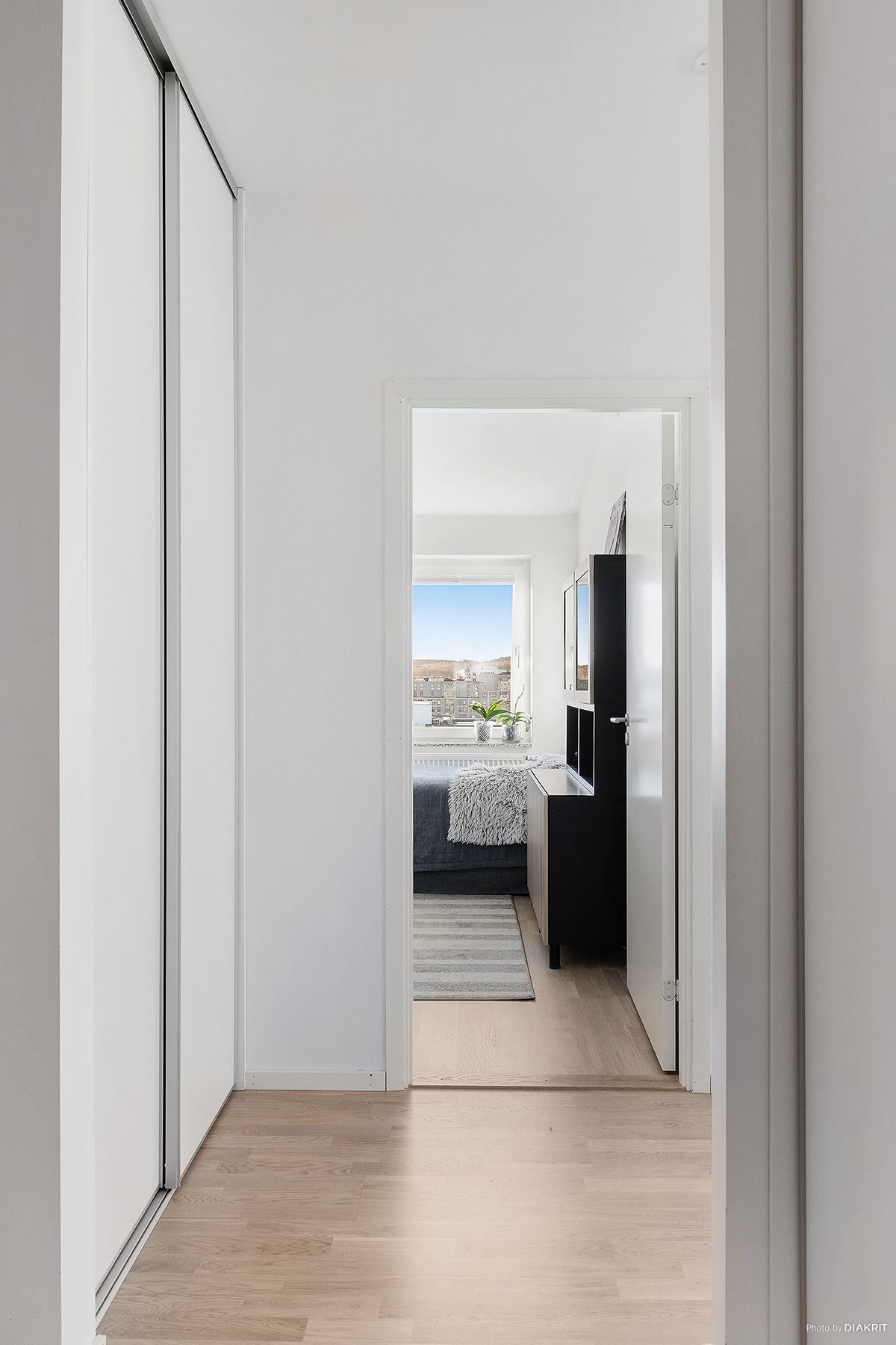 I hallen finns tack vare den generösa takhöjden riktigt bra förvaringsmöjligheter.