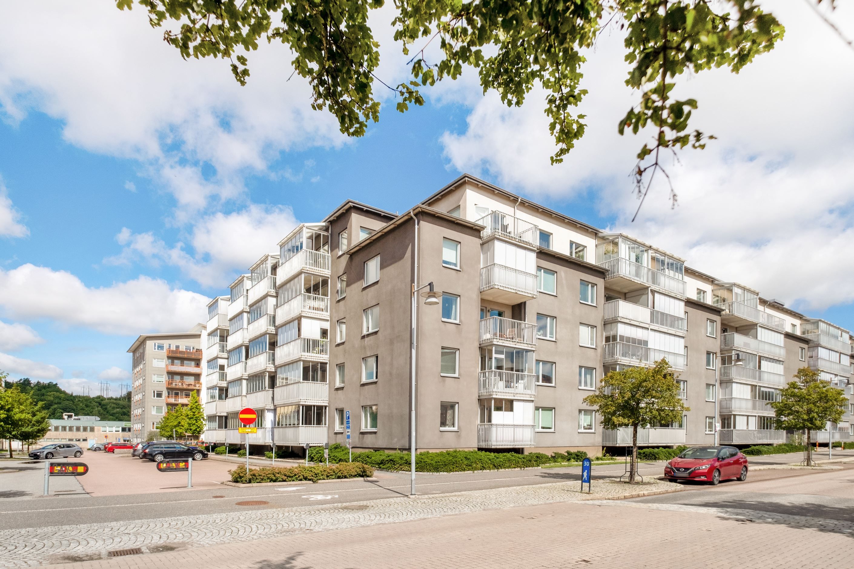Välkomna till centrala Trollhättevägen.