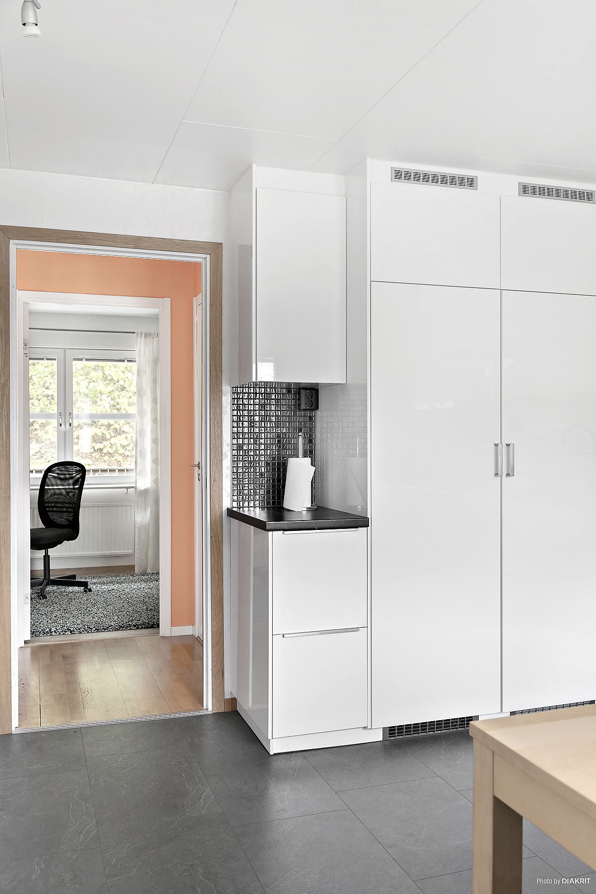 Här finns bland annat ljusa luckor och integrerade vitvaror.