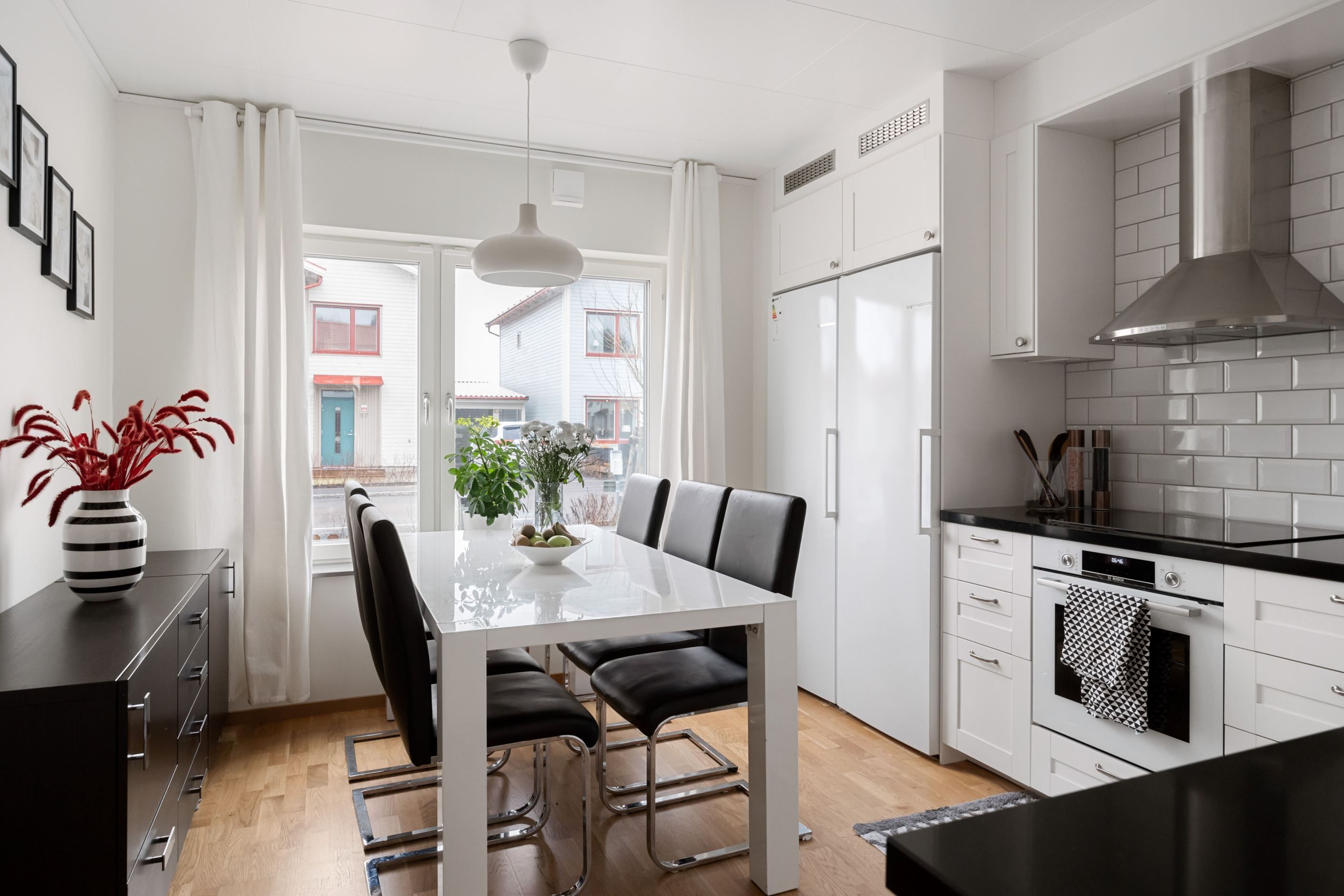 Fint och luftigt kök med neutrala färgval