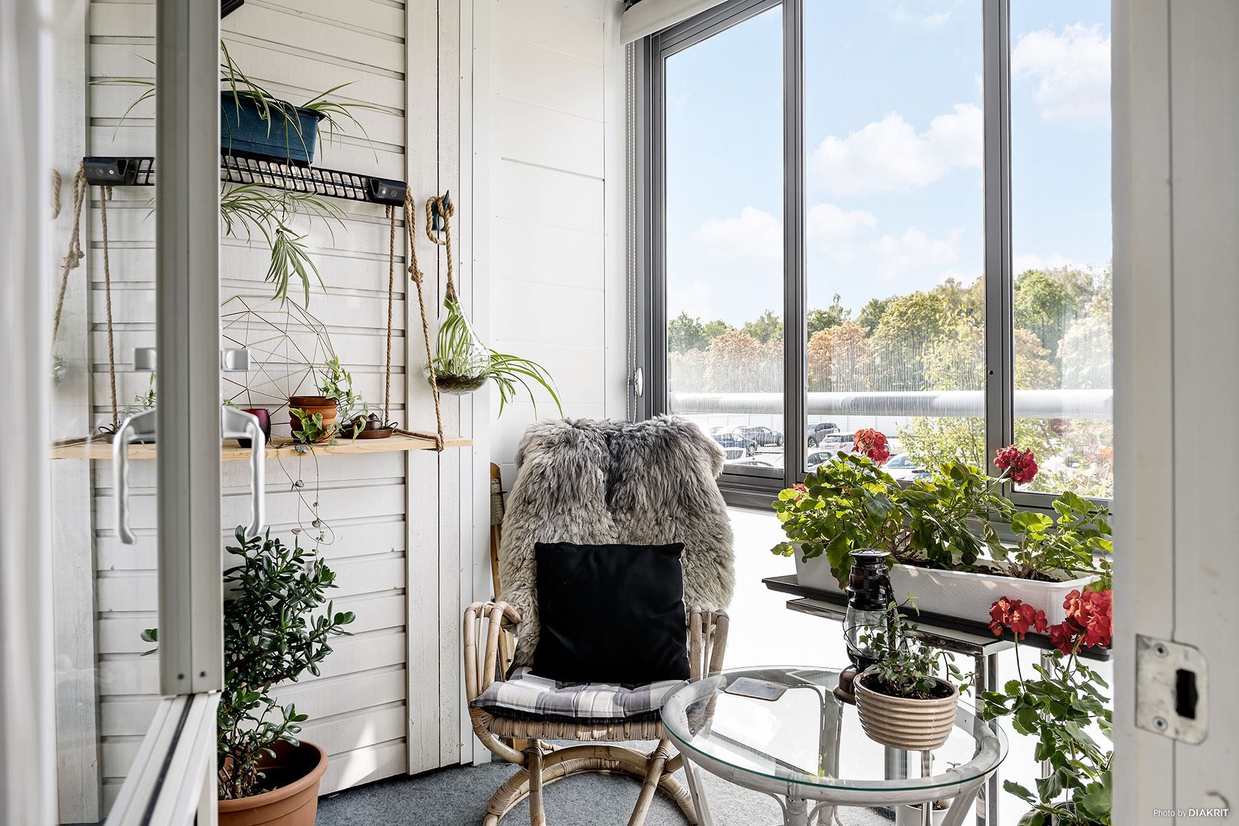 Den inglasade balkongen ligger med perfekt solläge.