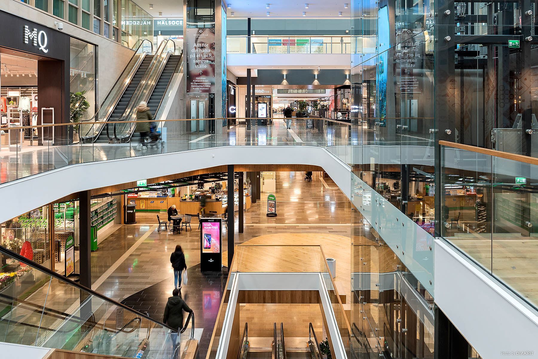 Mängder med butiker ger bra shoppingmöjligheter.