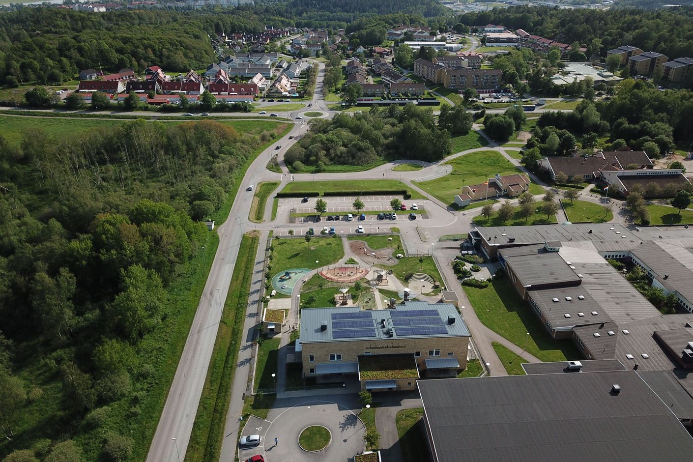 En kort promenad bort finns expressbuss, skola och förskola.