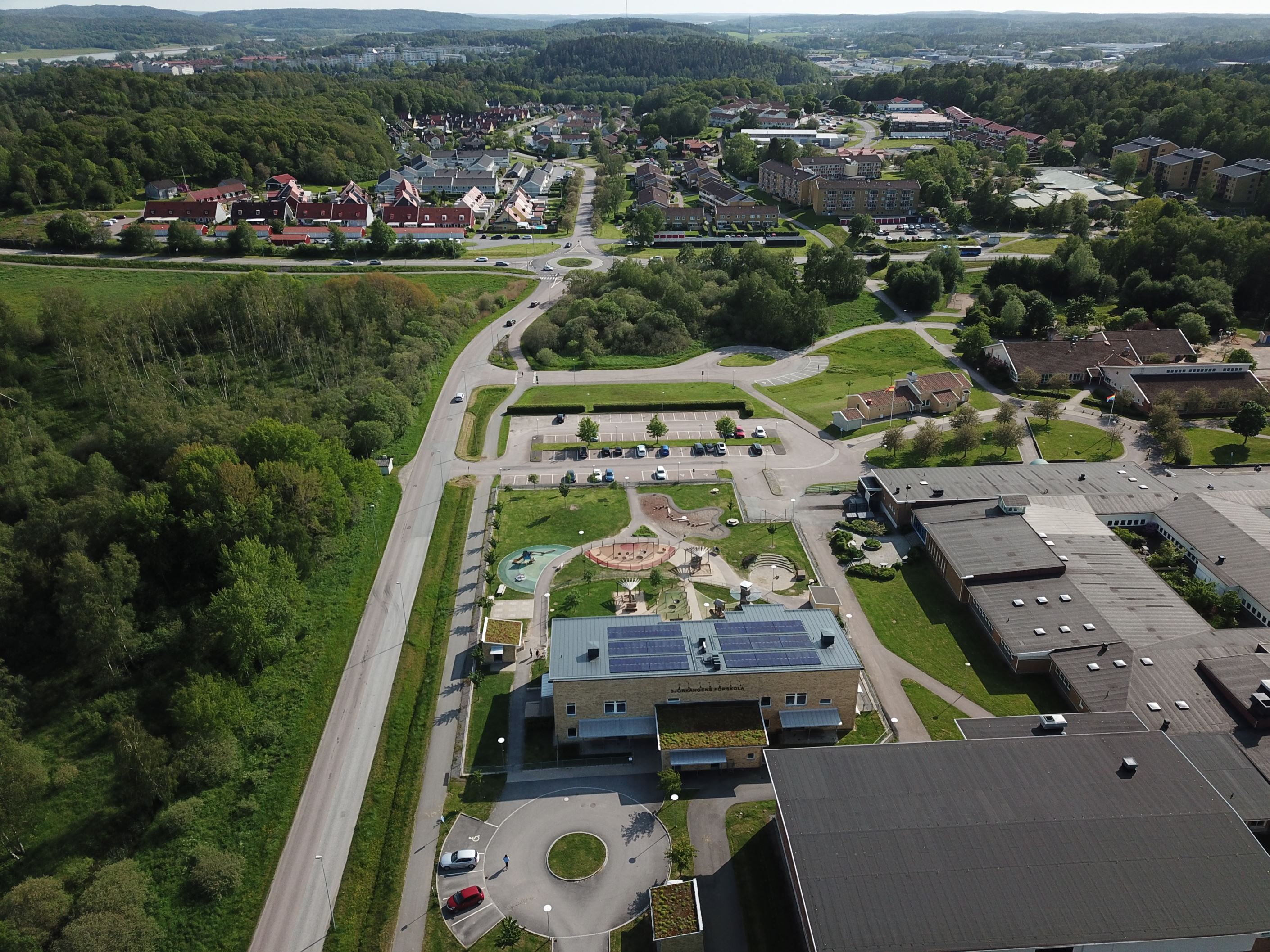 En kort promenad bort finns expressbuss, skola och förskola.