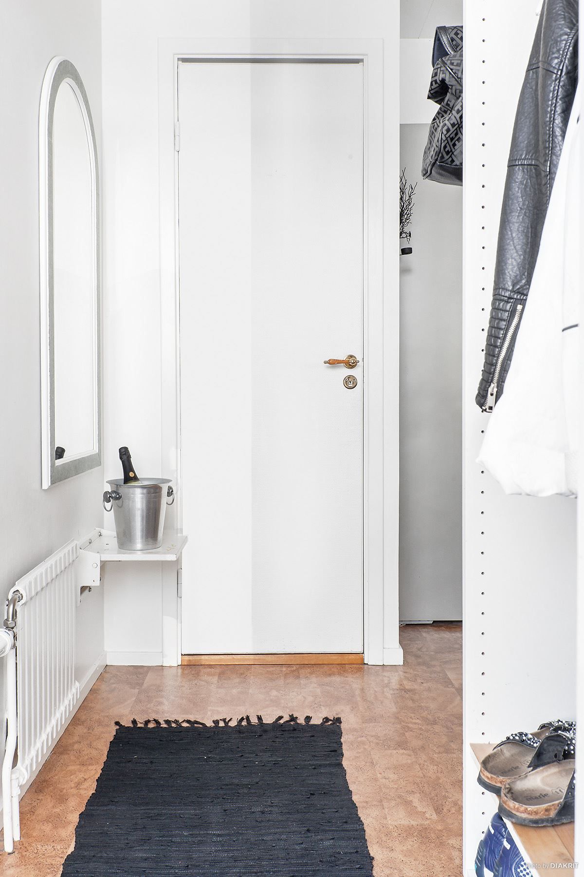 Välkomnande ljus hall med avhängningsmöjligheter.