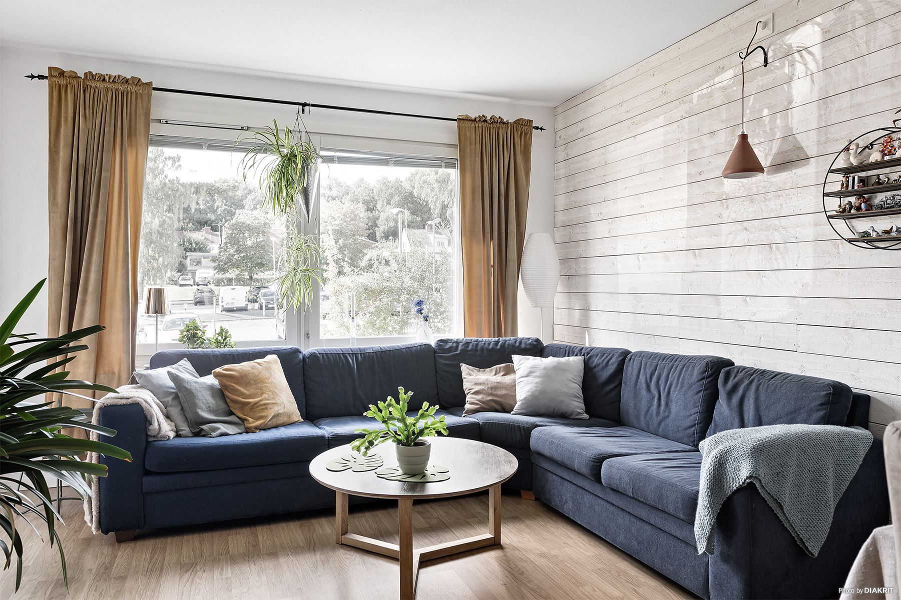 Insynsskyddade fönster i vardagsrummet skänker ljus.