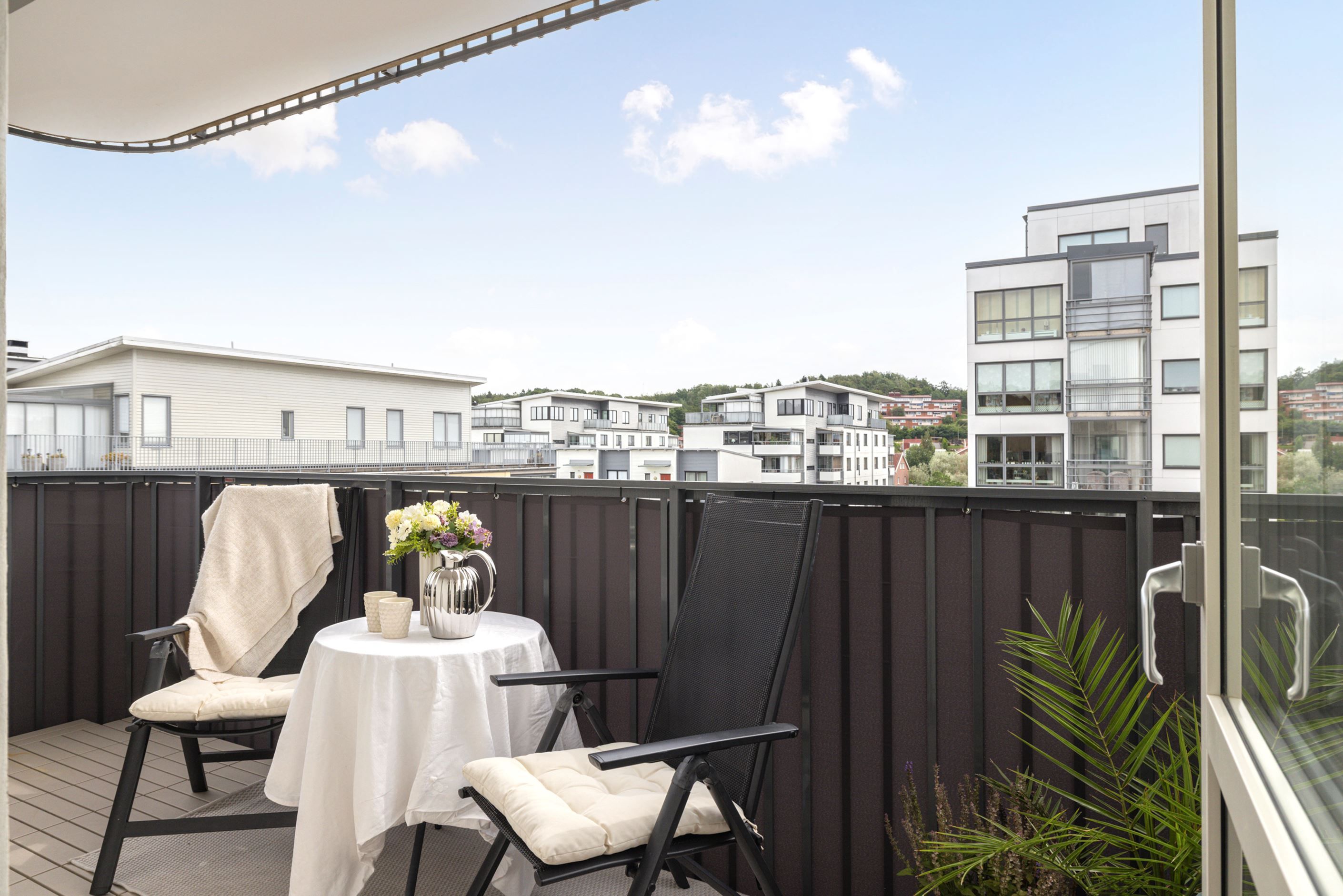 Från kök/vardagsrum nås en av bostadens balkonger.