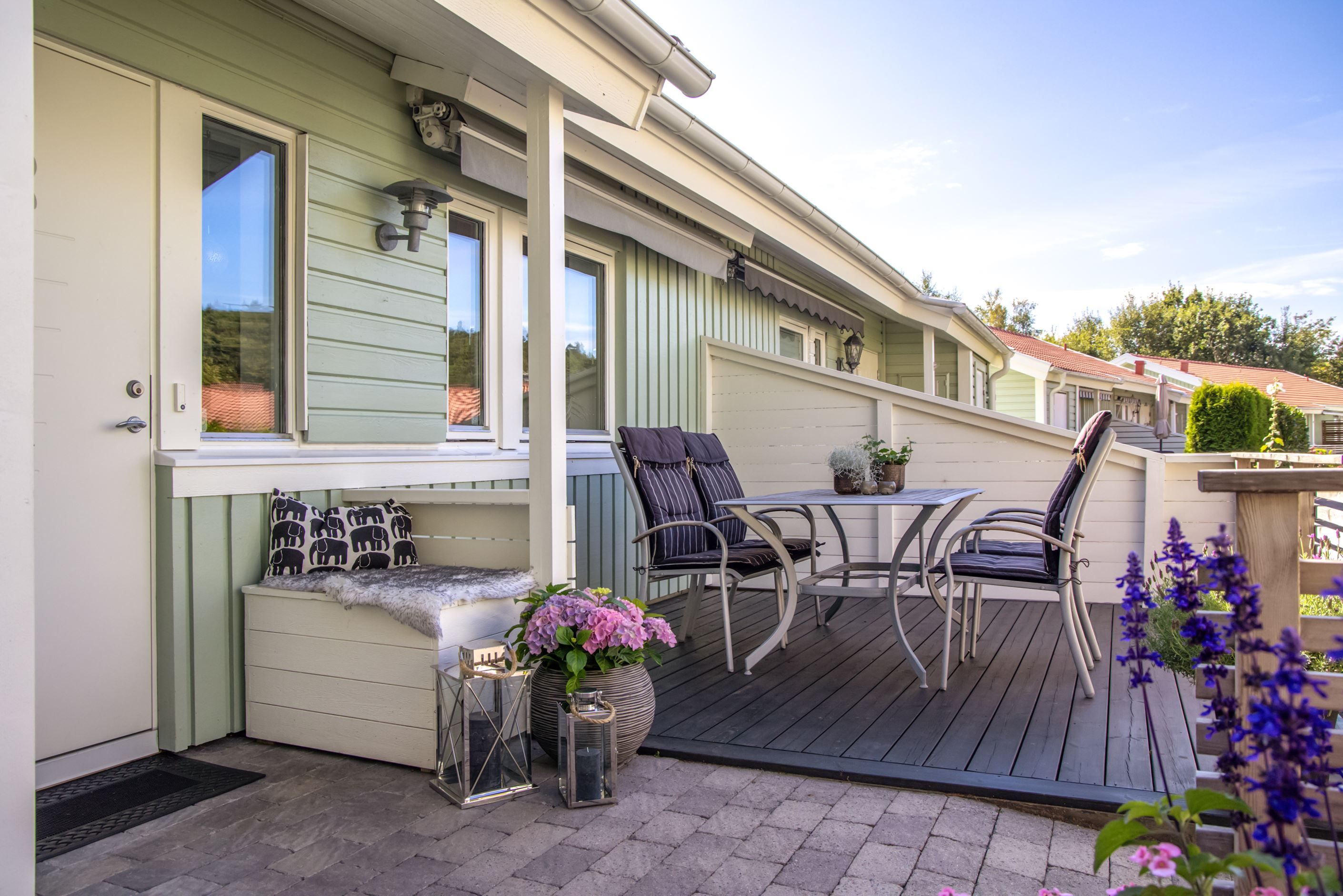 Här finns även en altan med gott om plats för utegruppen.