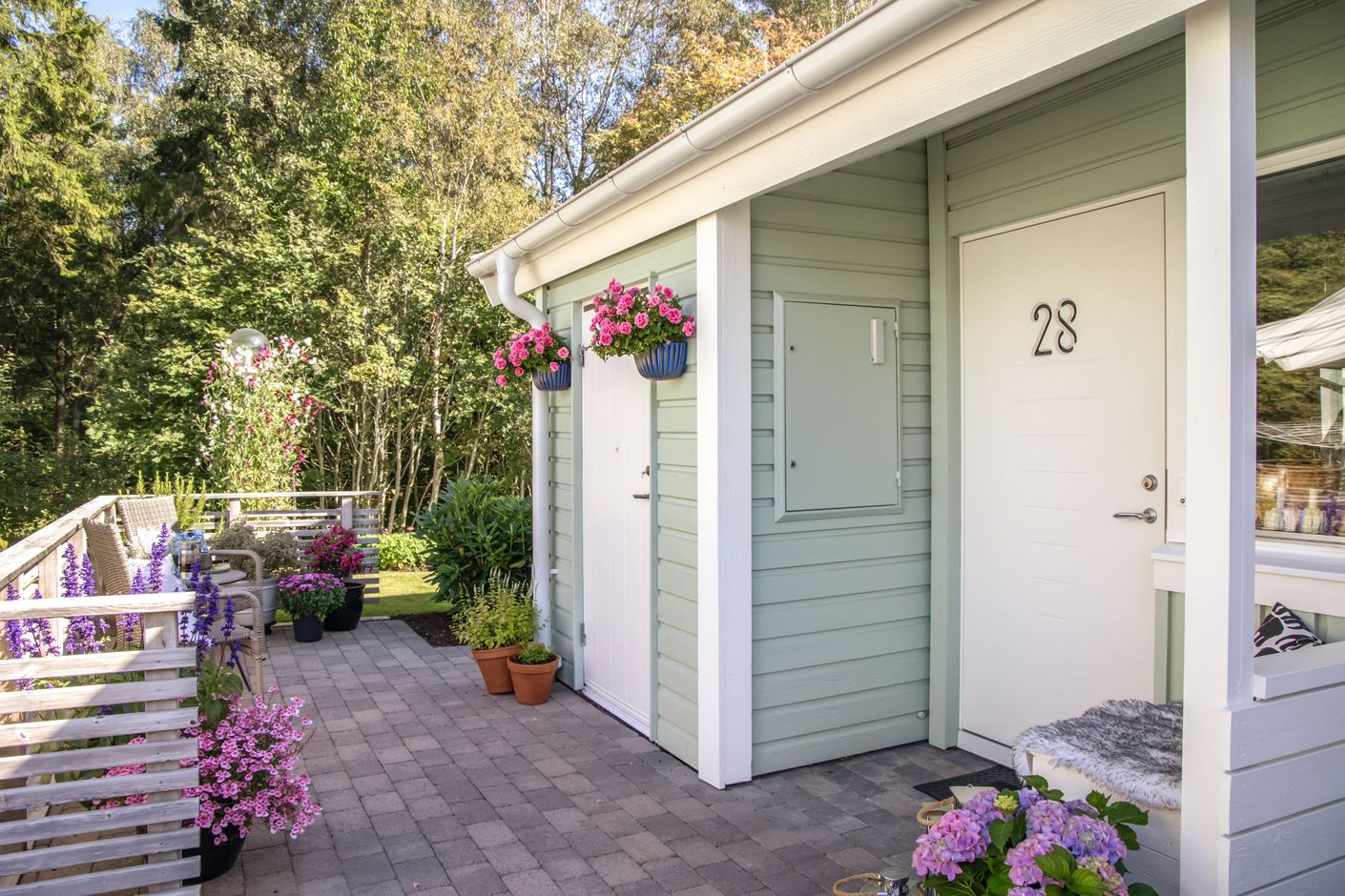 Framsidan har en härlig stensatt uteplats.