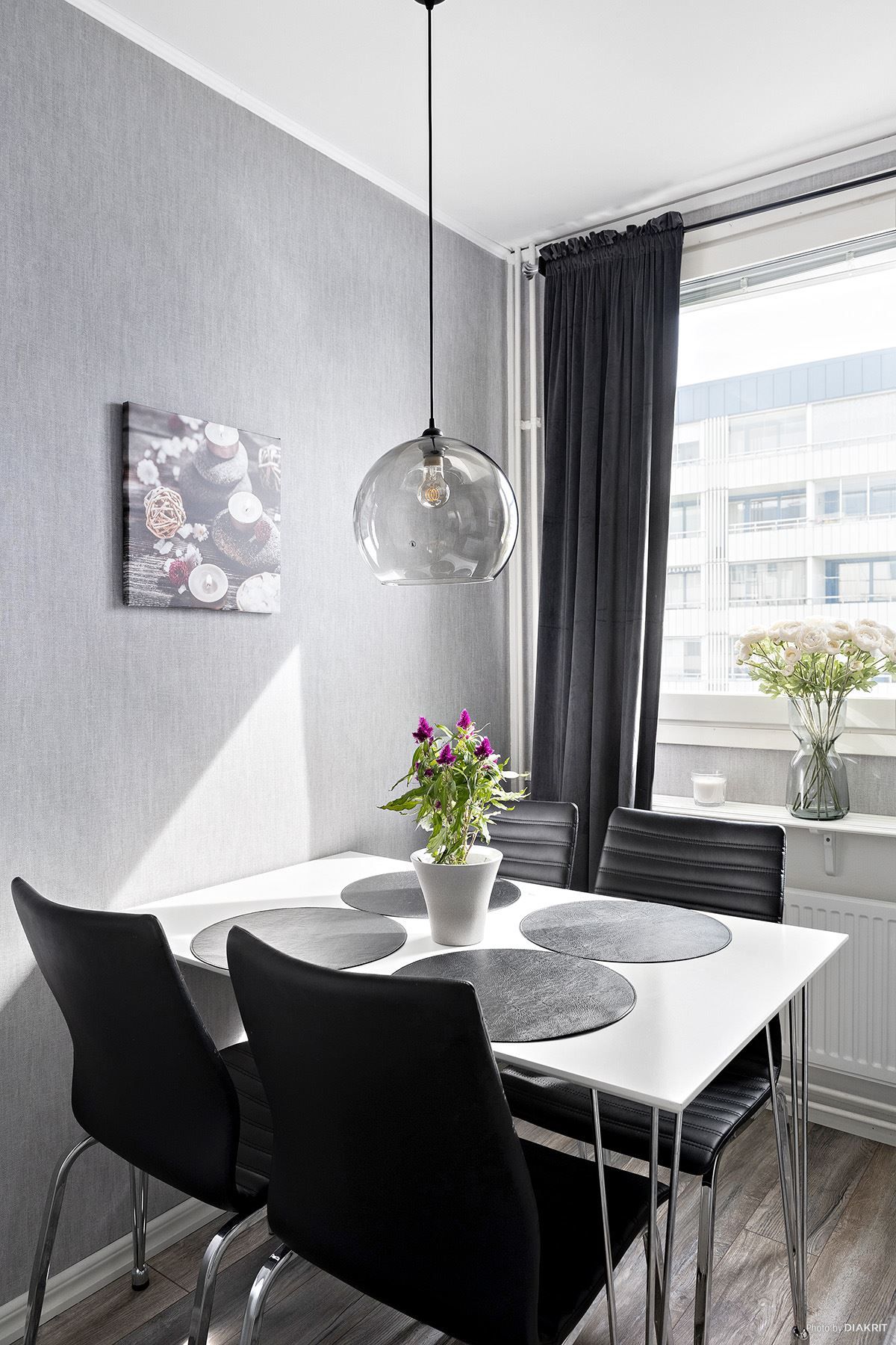 Den ljusa matplatsen vid fönstret.