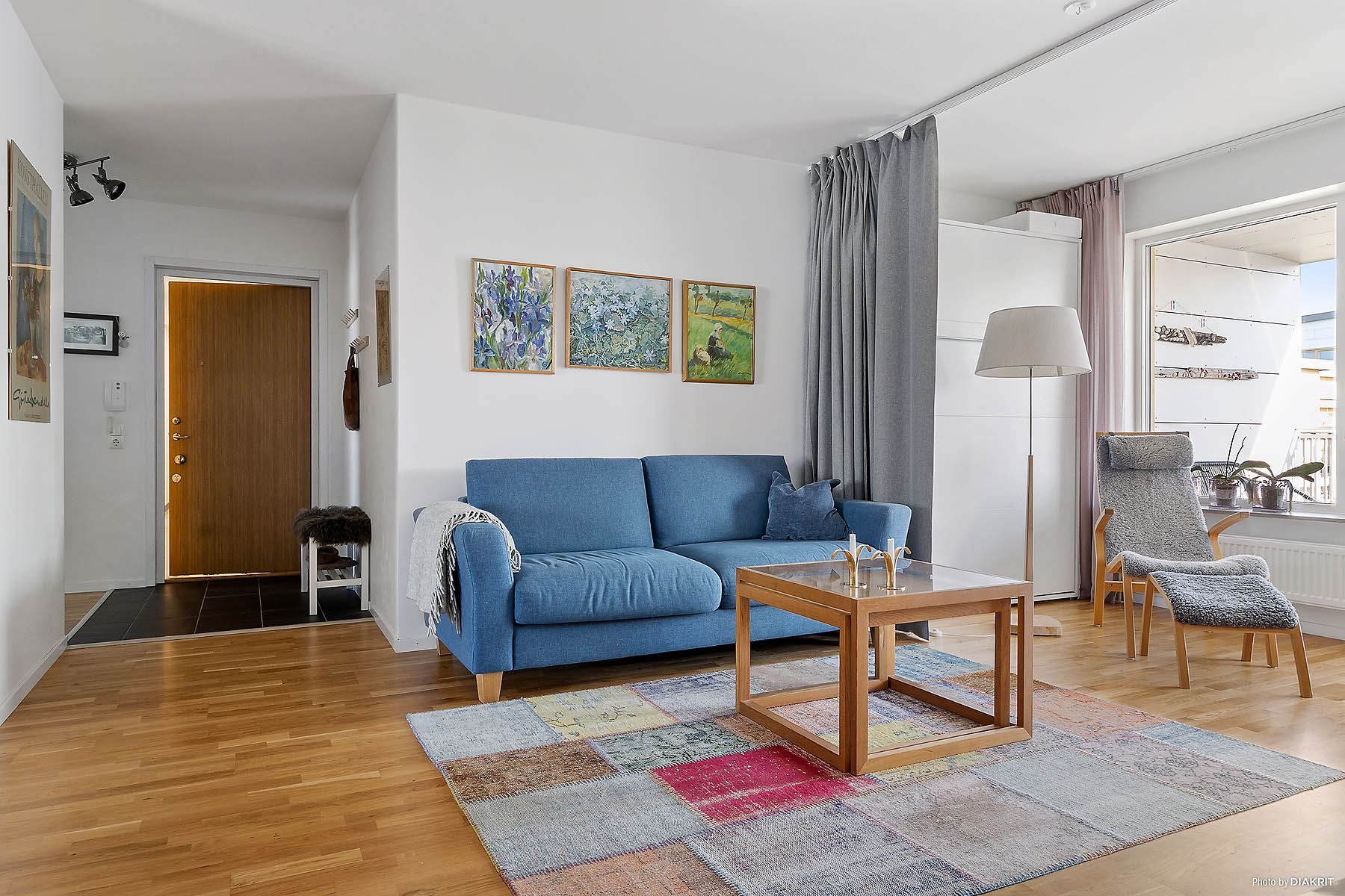 Stort och luftigt vardagsrum.