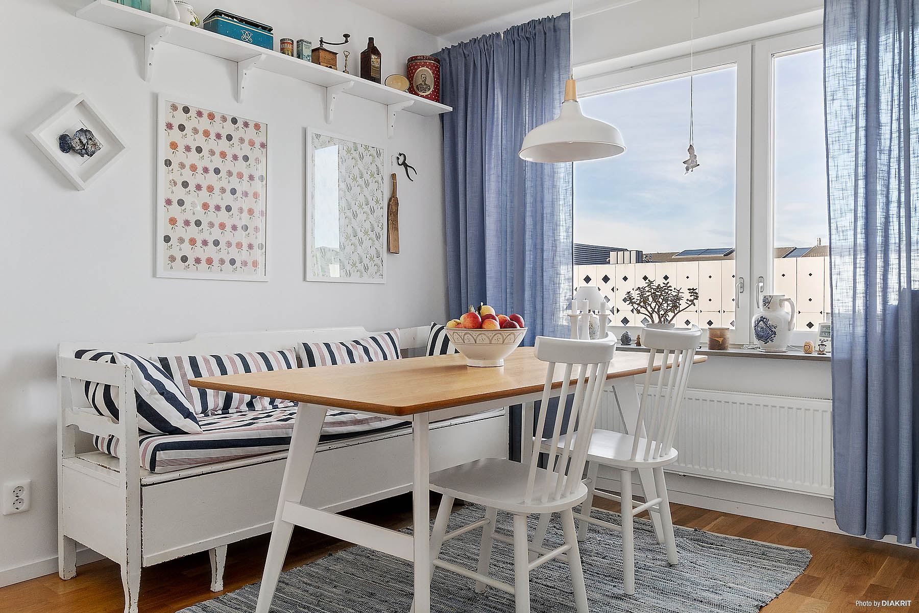 Välkomna till en rymlig bostad högt upp i huset.