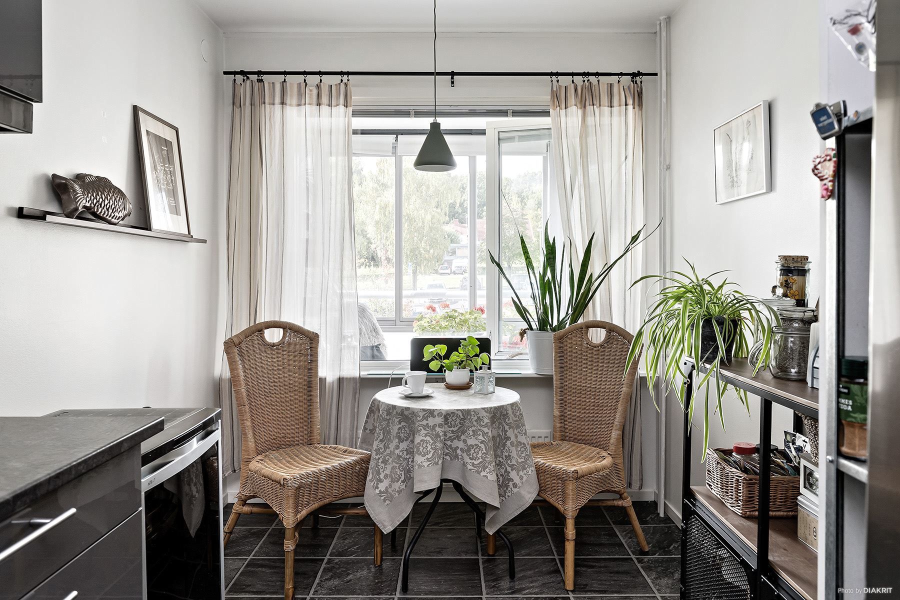 Köket har en trevlig matplats vid fönstret.