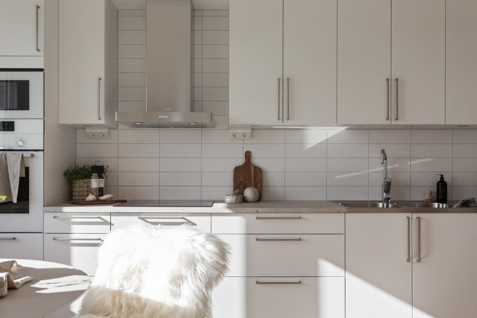 Stilrena och neutrala färg och materialval.