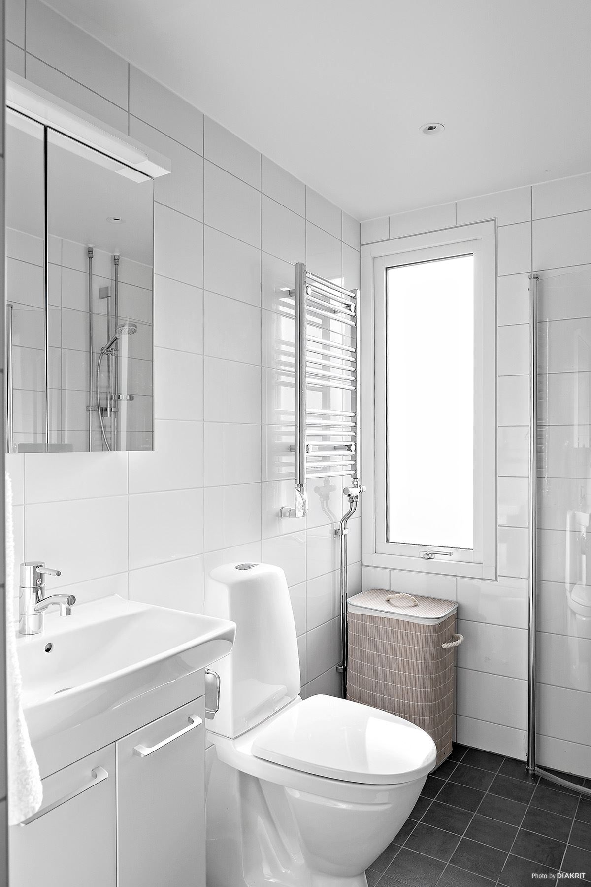 Här finns även dusch och fönster som ger naturligt ljusinsläpp.