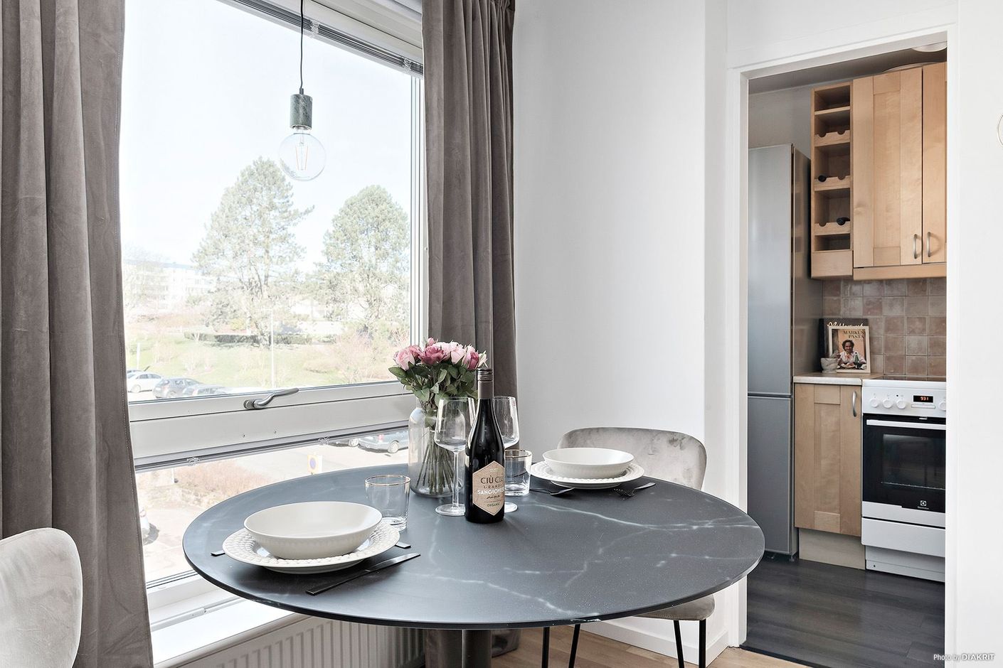 Den ljusa matplatsen vid fönstret.