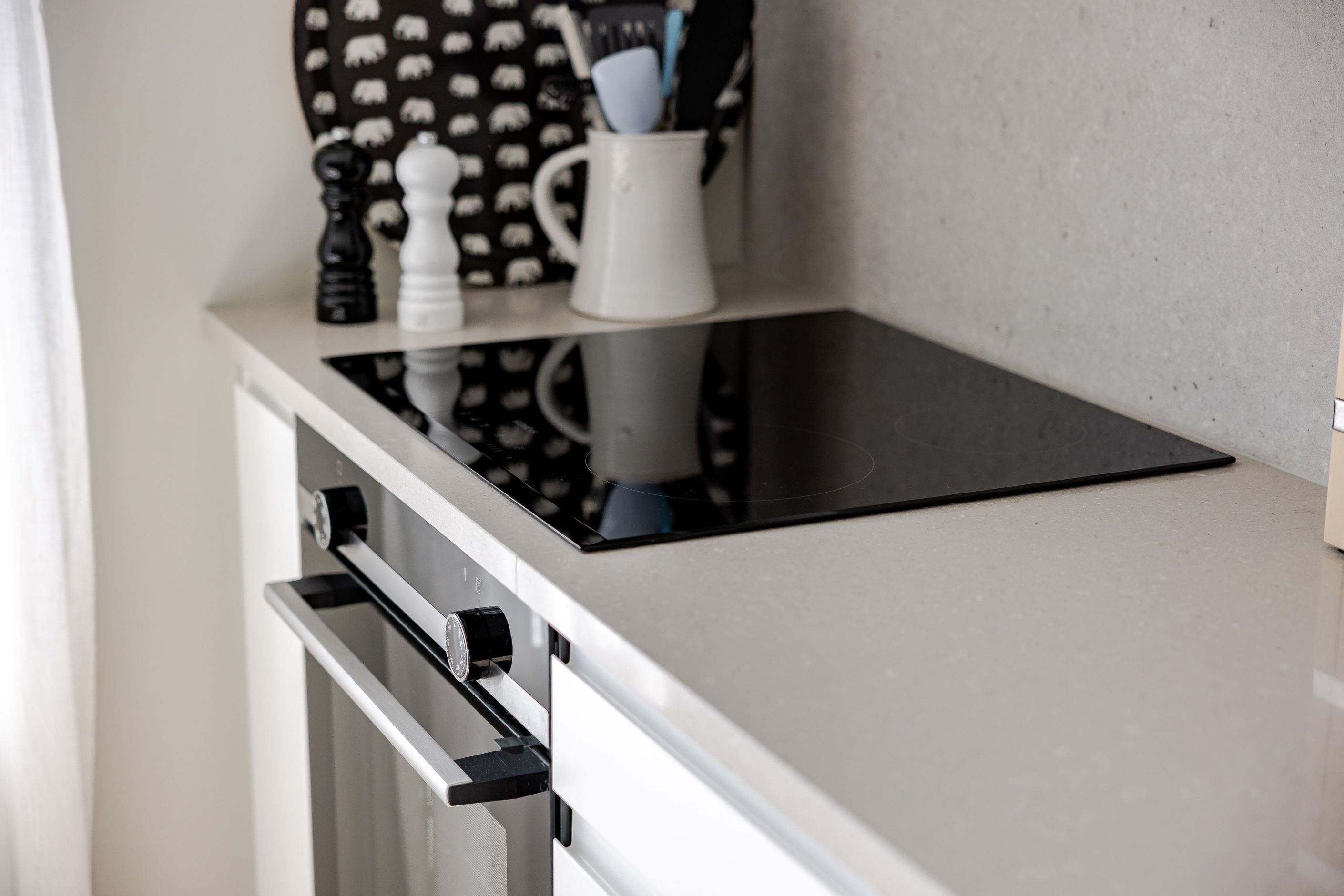 Ljusa och neutrala färg och materialval.