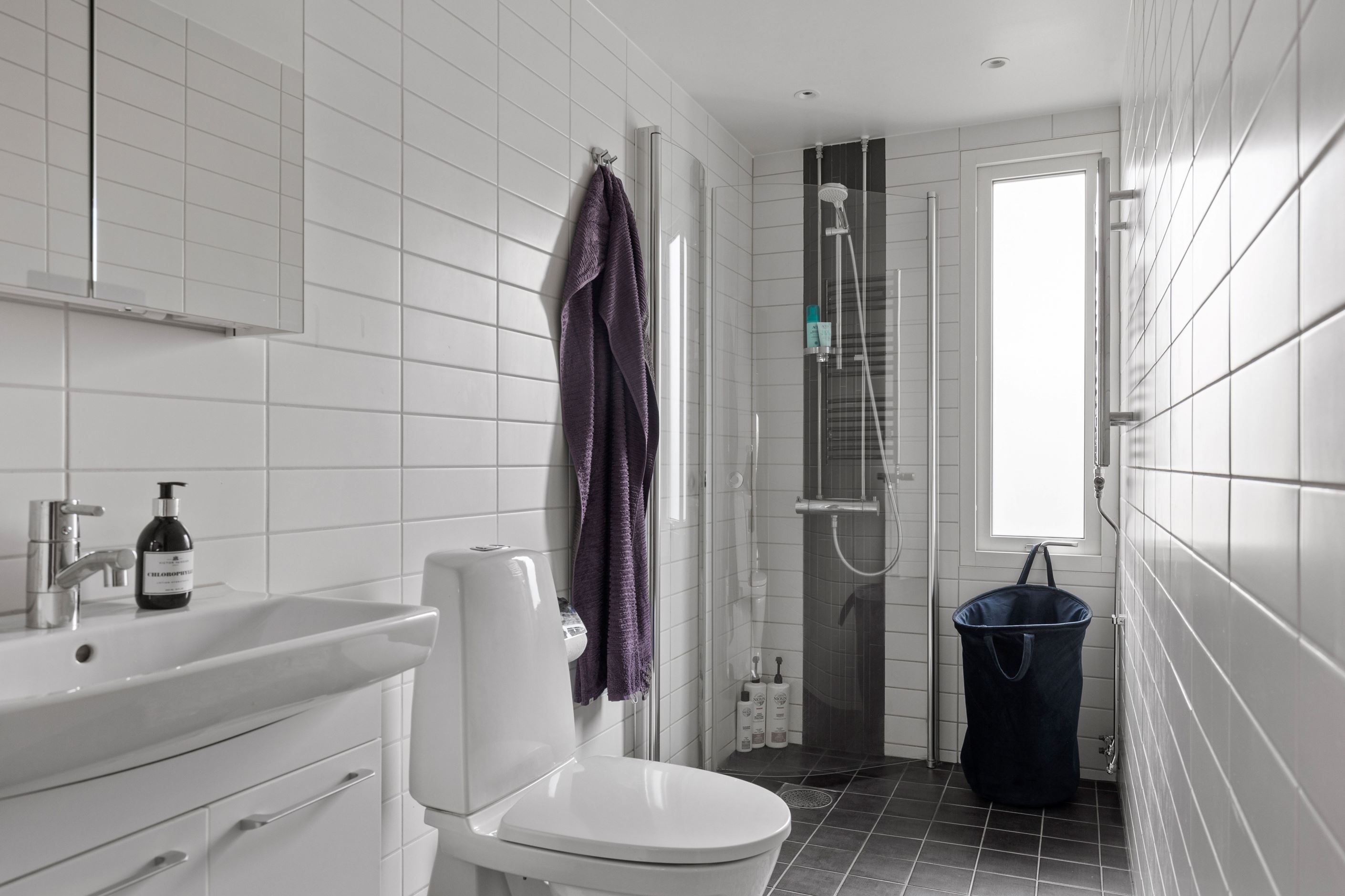 Kanonfint helkaklat badrum.