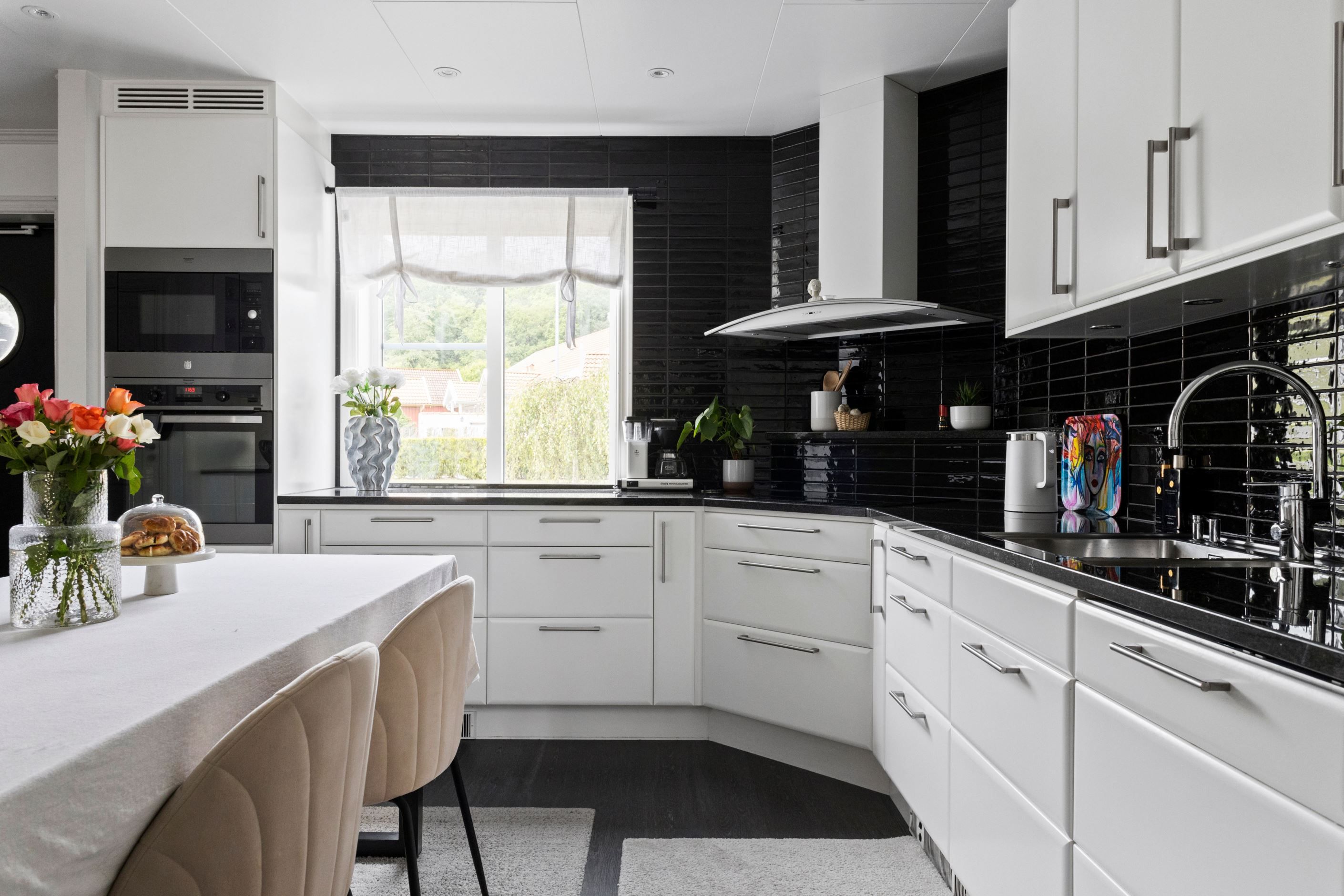 Här finns gott om arbetsyta och förvaringsmöjligheter.