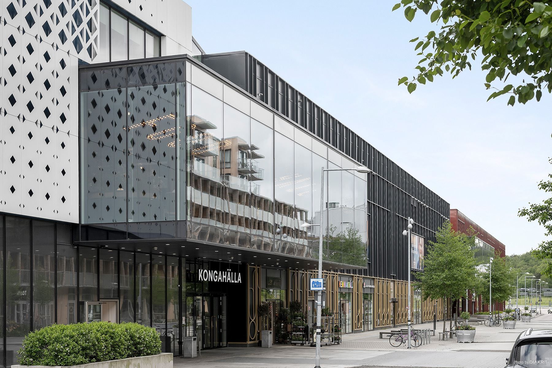 Kongahälla center är alldeles i närheten.