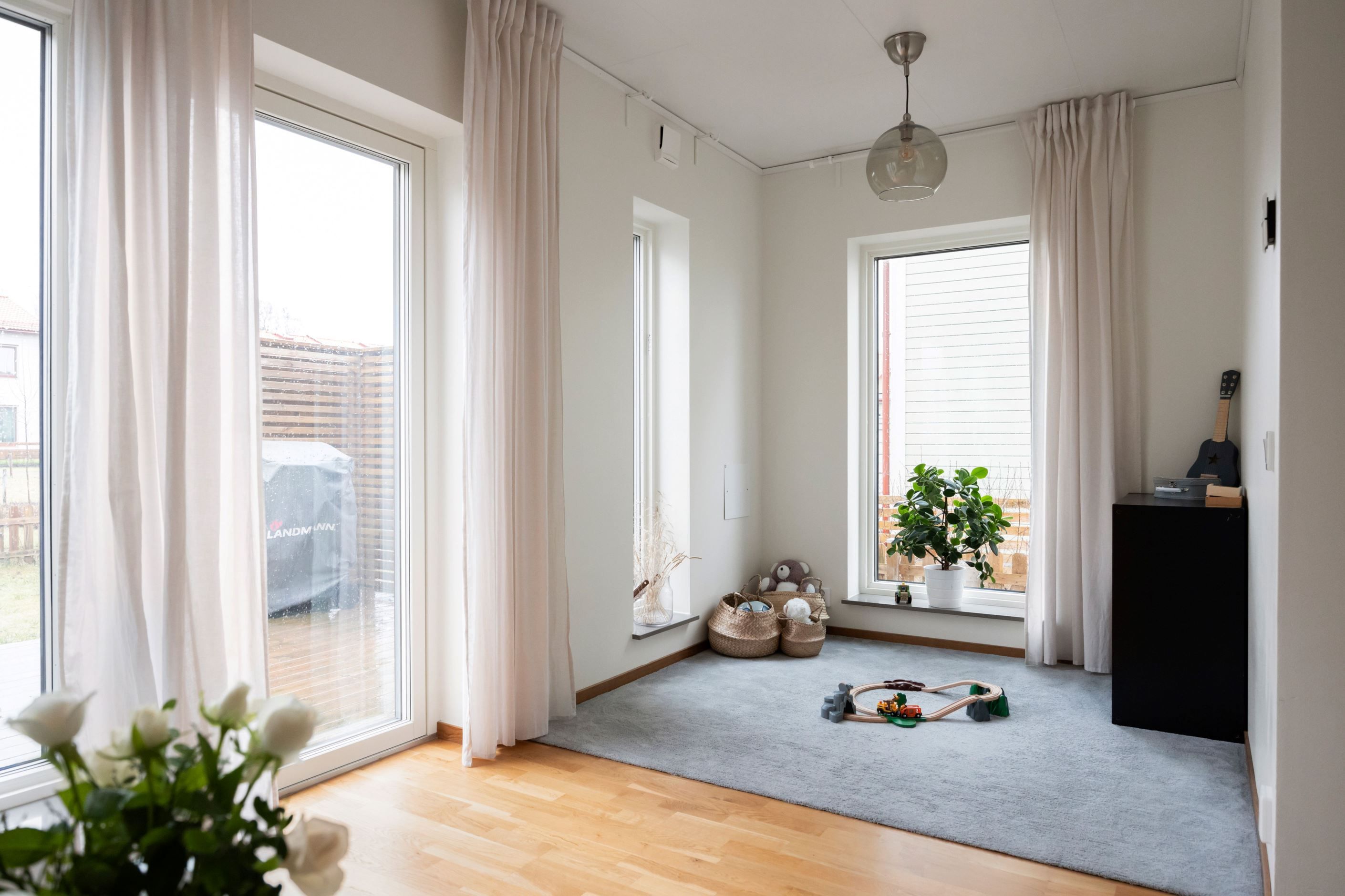 Stora fönster i anslutning till vardagsrummet som ger ett härligt ljusinsläpp