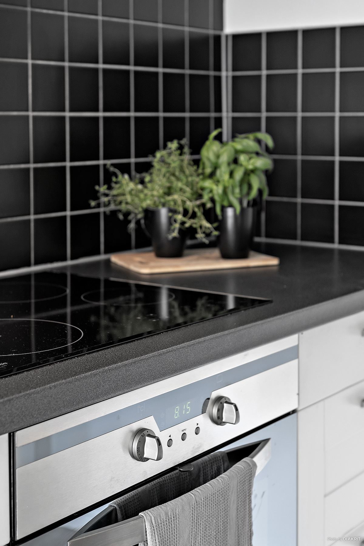 Det moderna köket har stilrena färg och materialval.