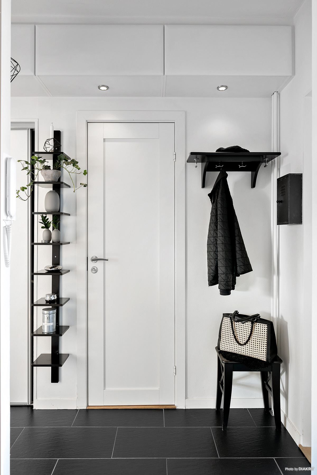 Välkomnande hall med slitstarkt klinkergolv och neutral färgsättning.