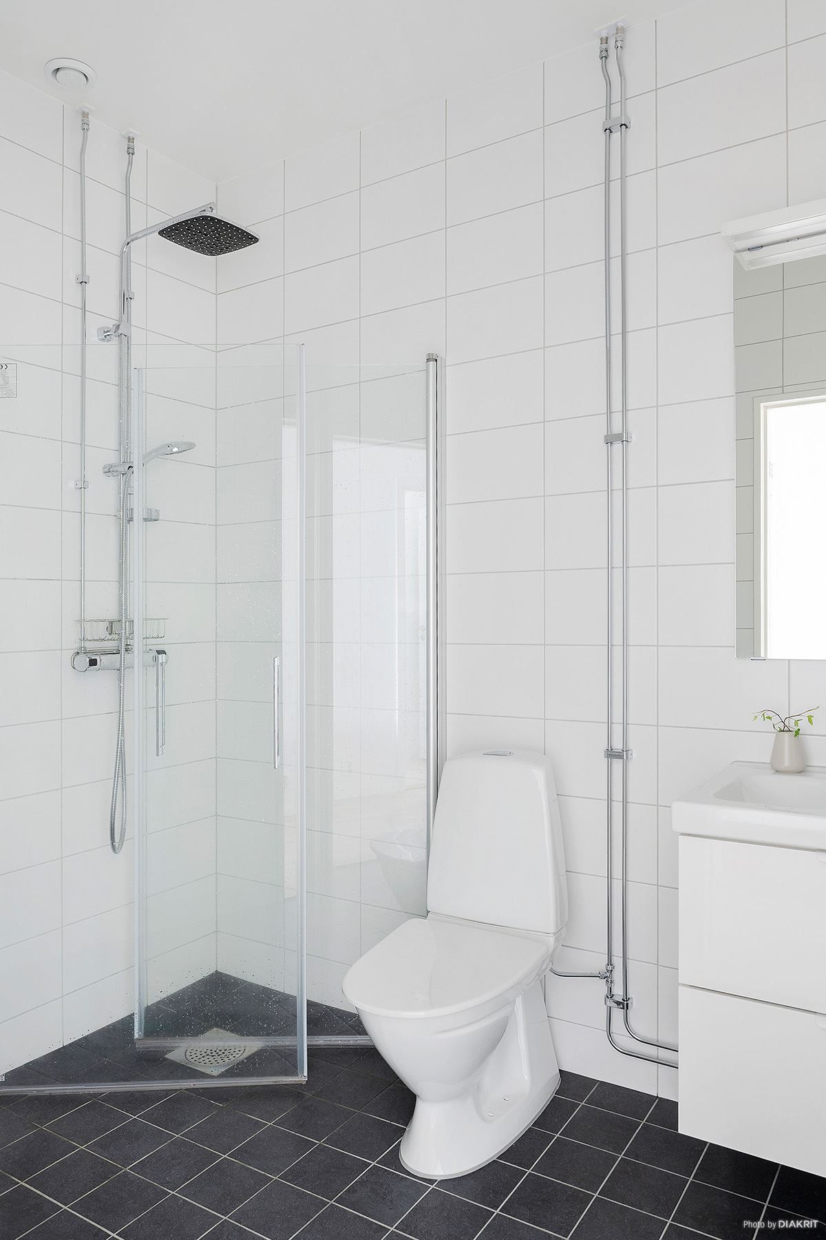 Det mycket fräscha helkaklade badrummet.