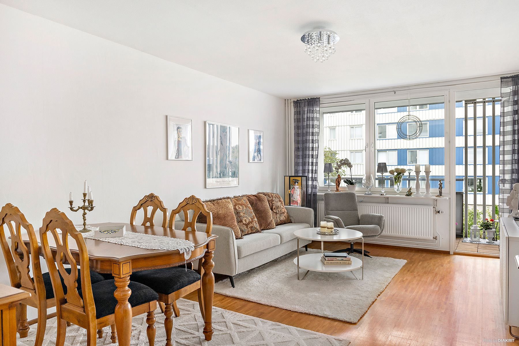 Här finns gott om plats för såväl matgrupp som soffgruppen.