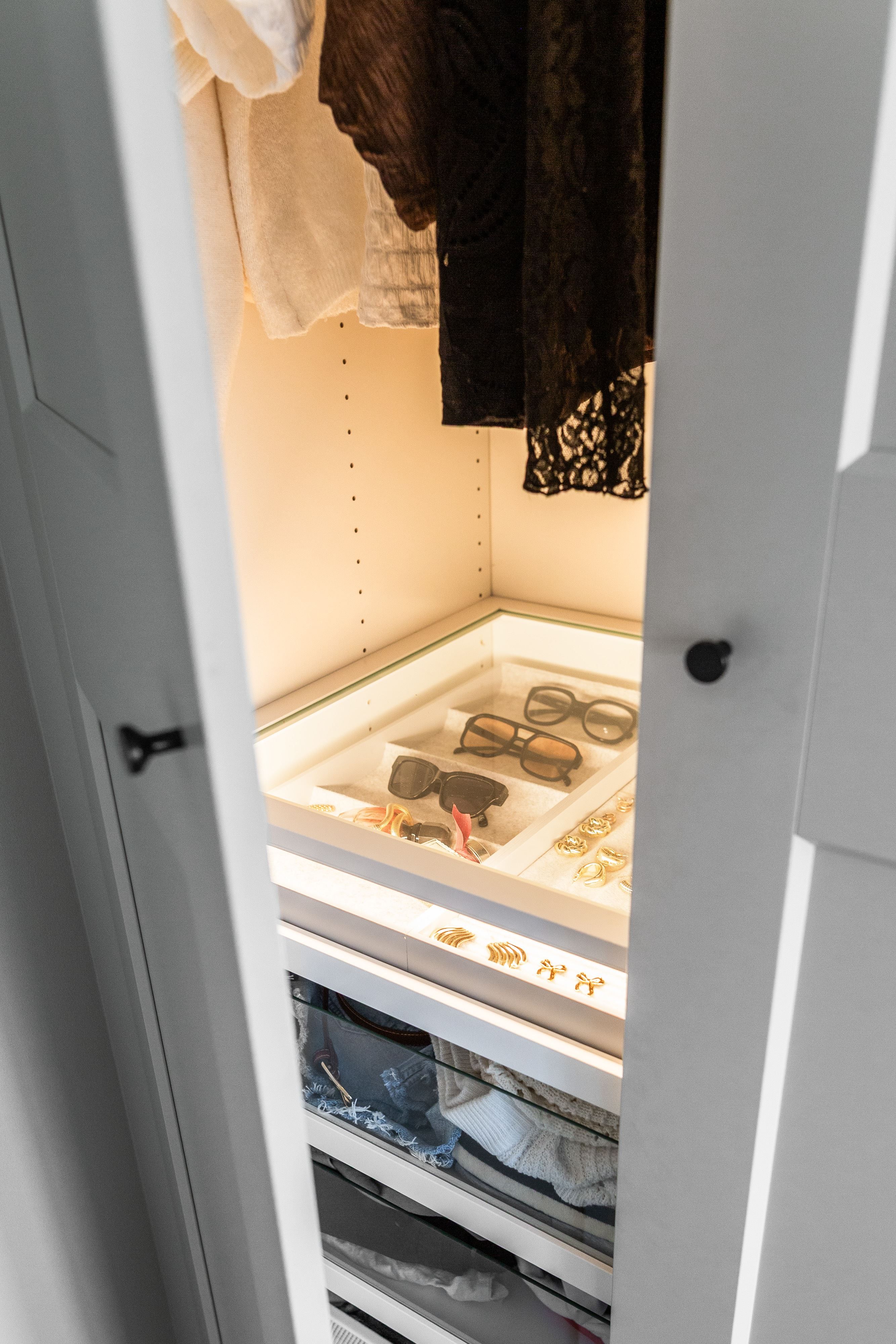 Här finns även fin platsbyggd garderob.