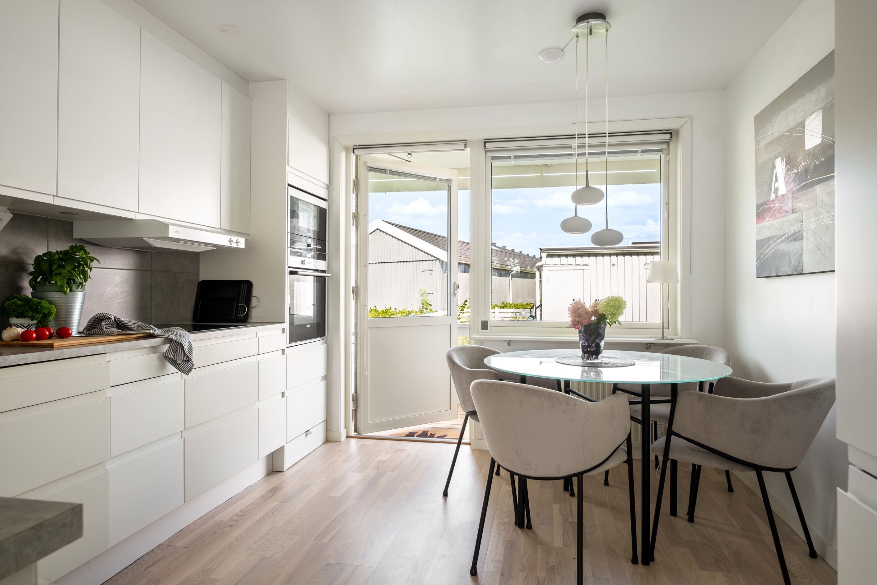 I köket finns en matplats där man når en entrébalkong.