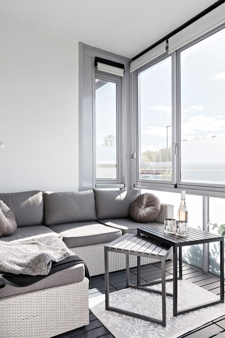 Underbar inglasad balkong i perfekt solläge.