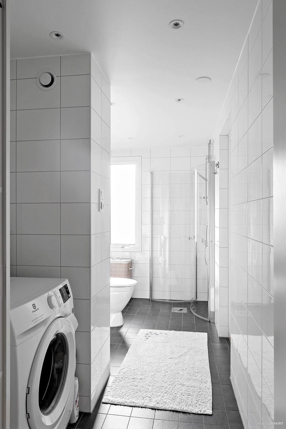 Det kanonfina badrummet har tvättmöjligheter.