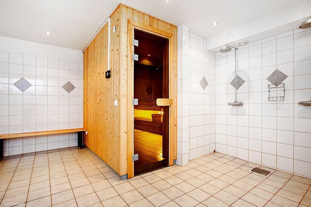 Föreningens relaxdel med bastu och dusch