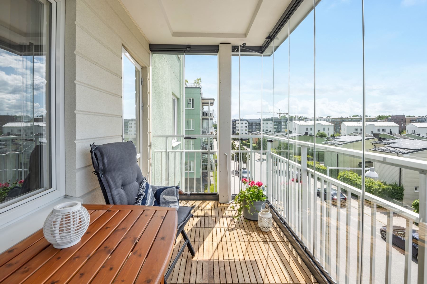 Trätrall och inglasning gör balkongen väldigt användbar