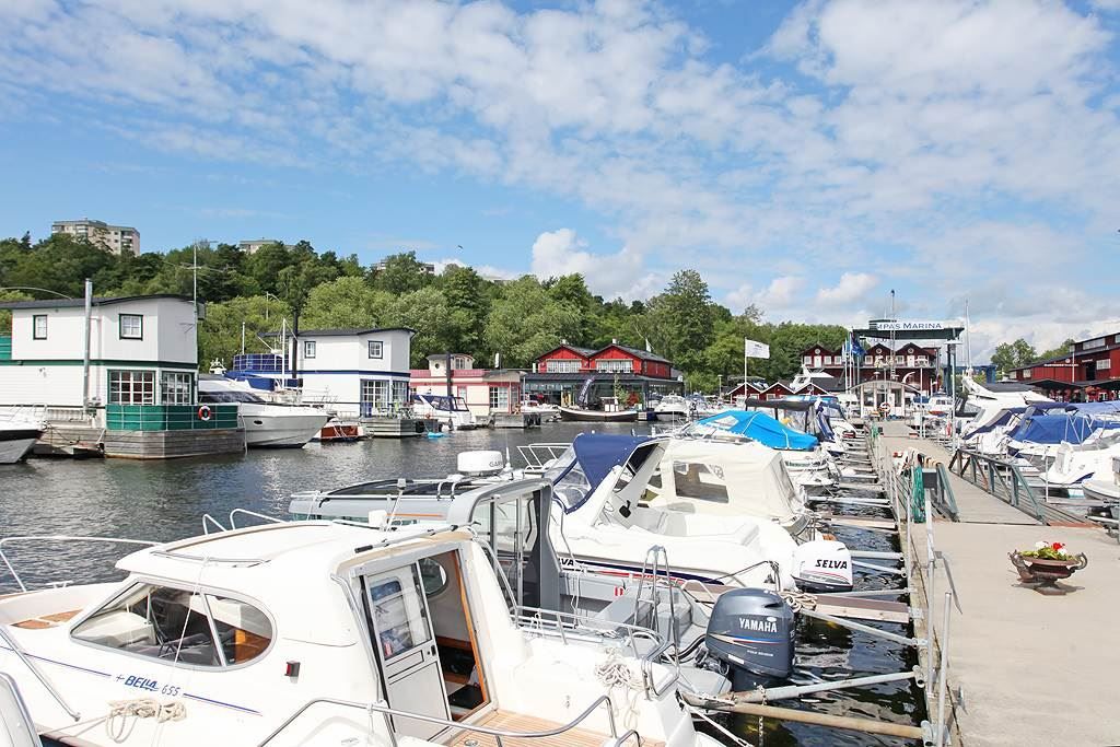 Lågupplöst Pampas Marina med populär restaurang