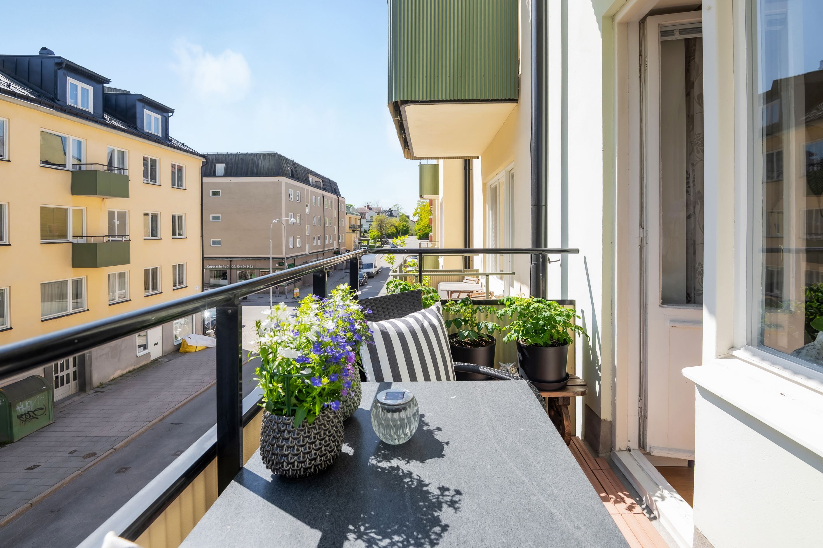 Plats för bord och stolar på balkongen