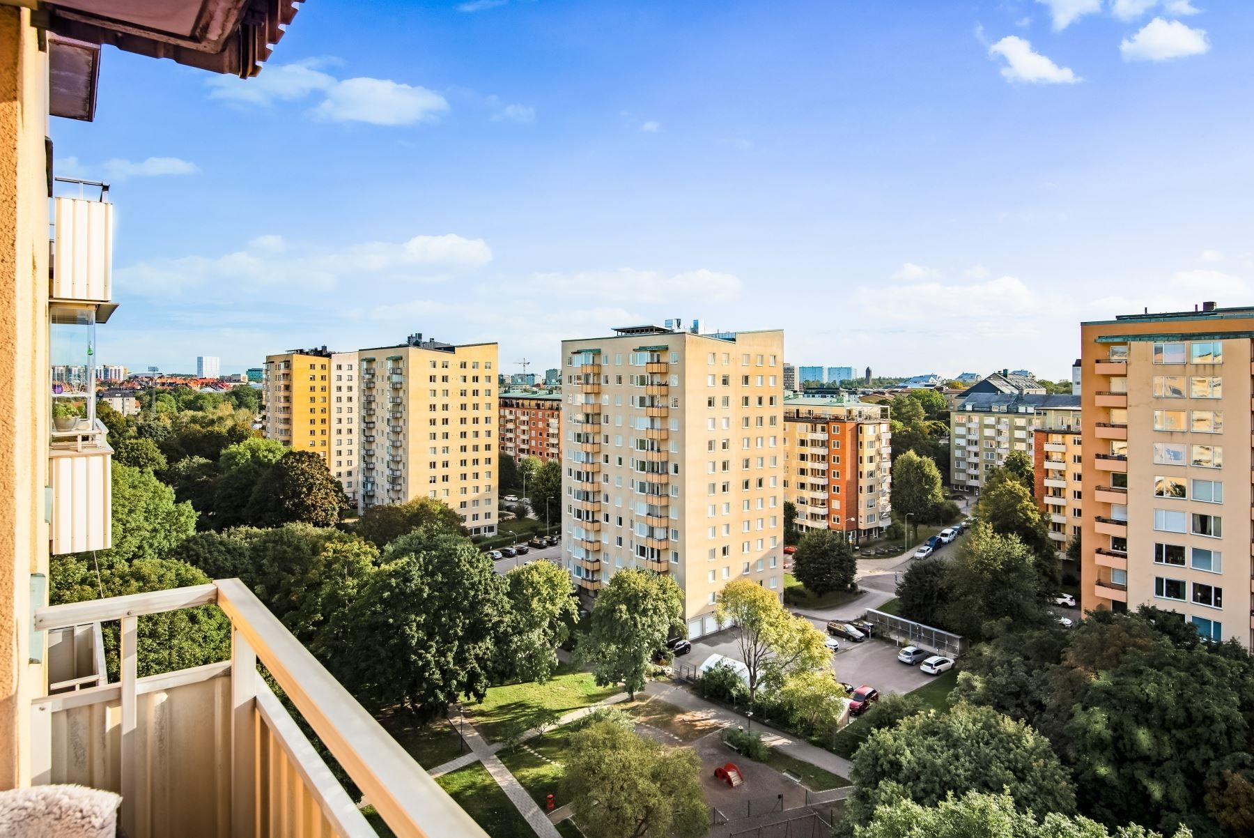 Utsikt över den grönskande Skytteholmsparken