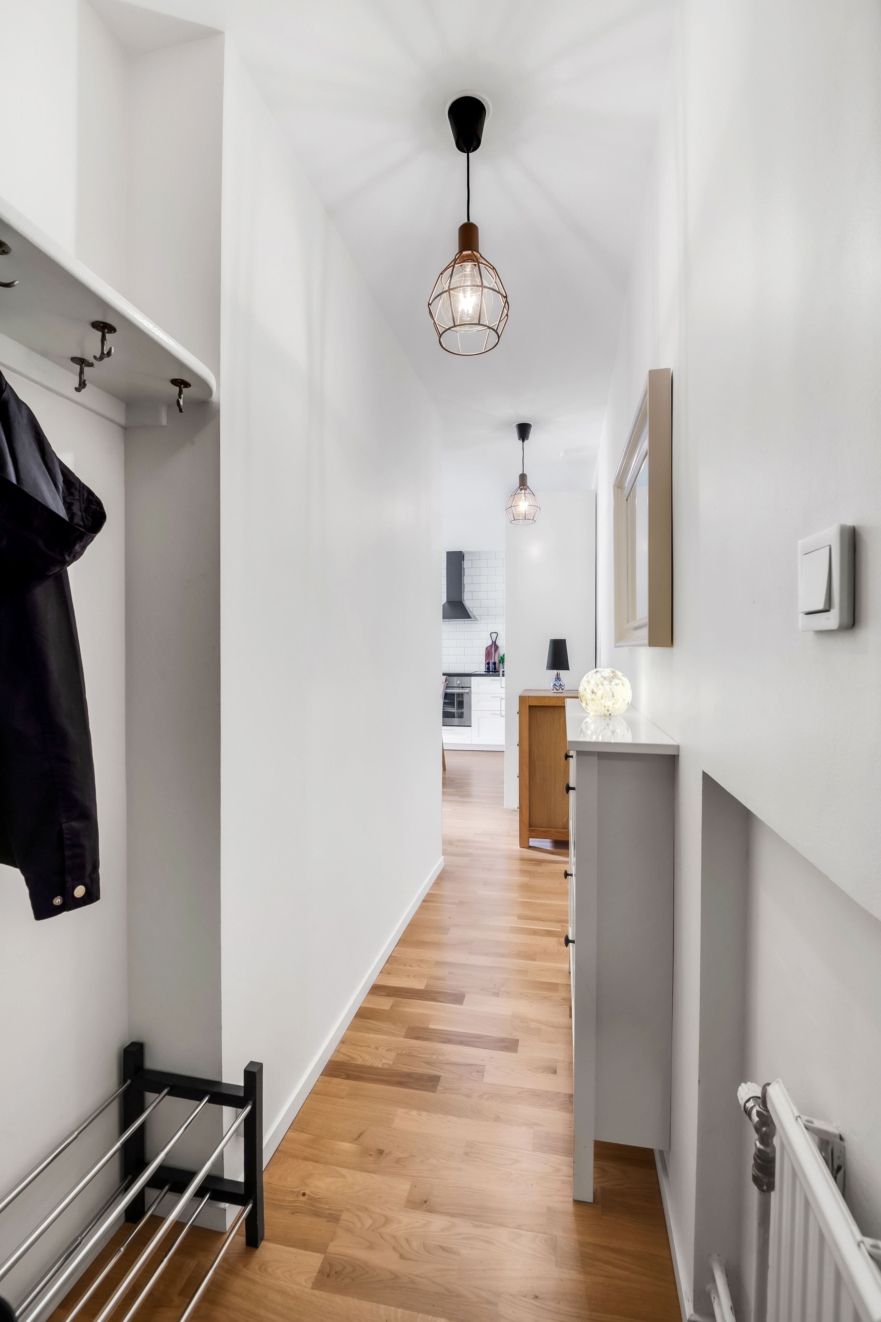 Hall med fin hatthylla och krokar i original