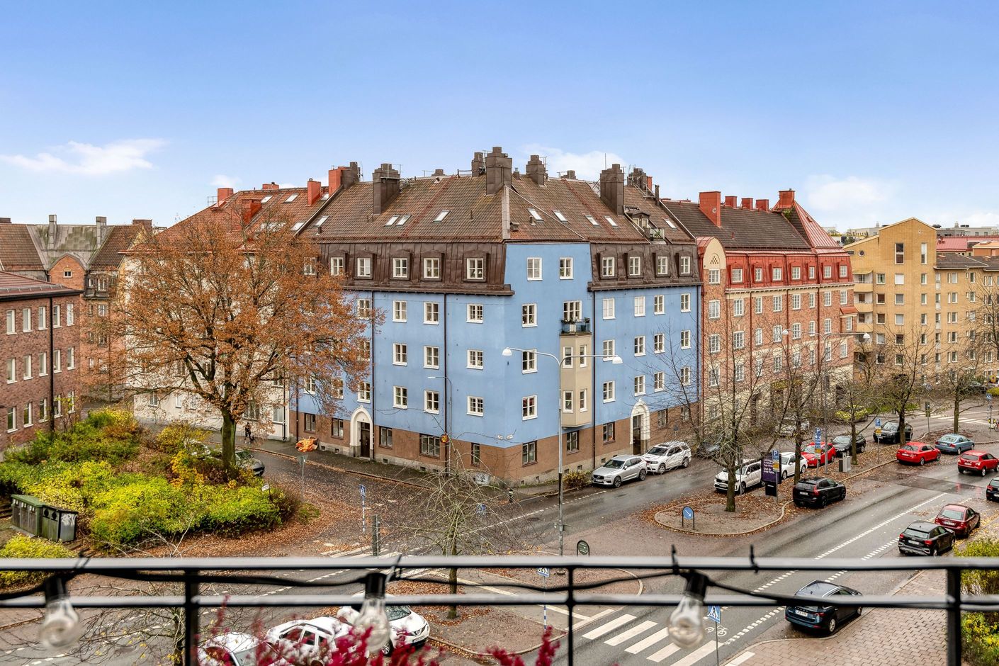 Vackra äldre grannhus längs Råsundavägen