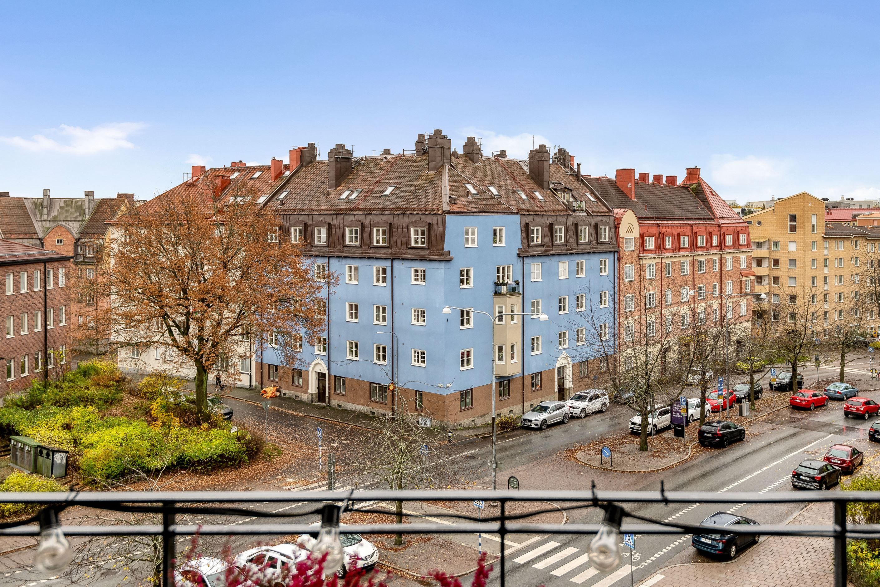 Vackra äldre grannhus längs Råsundavägen