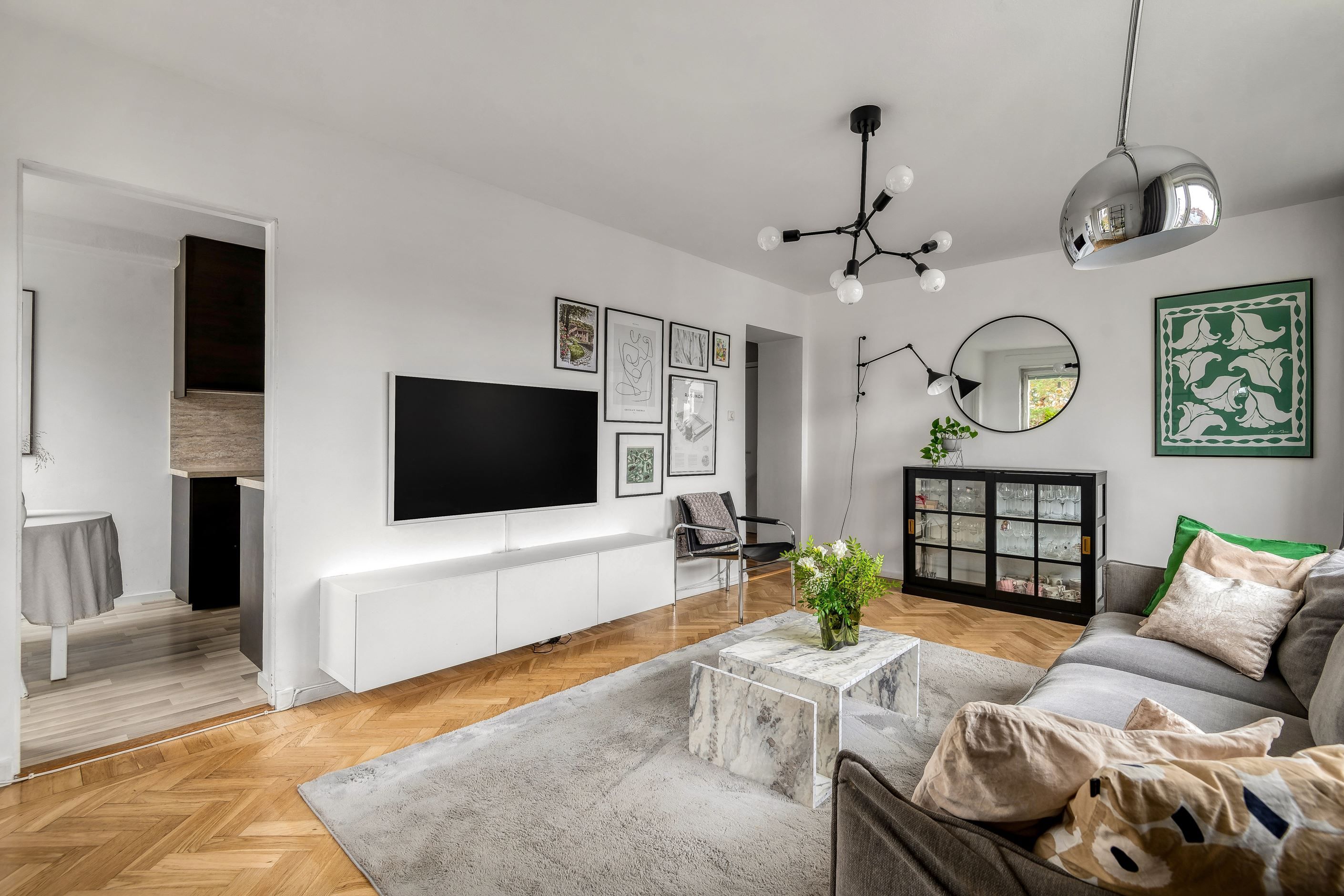 Gott om plats för TV-möbel i vardagsrummet