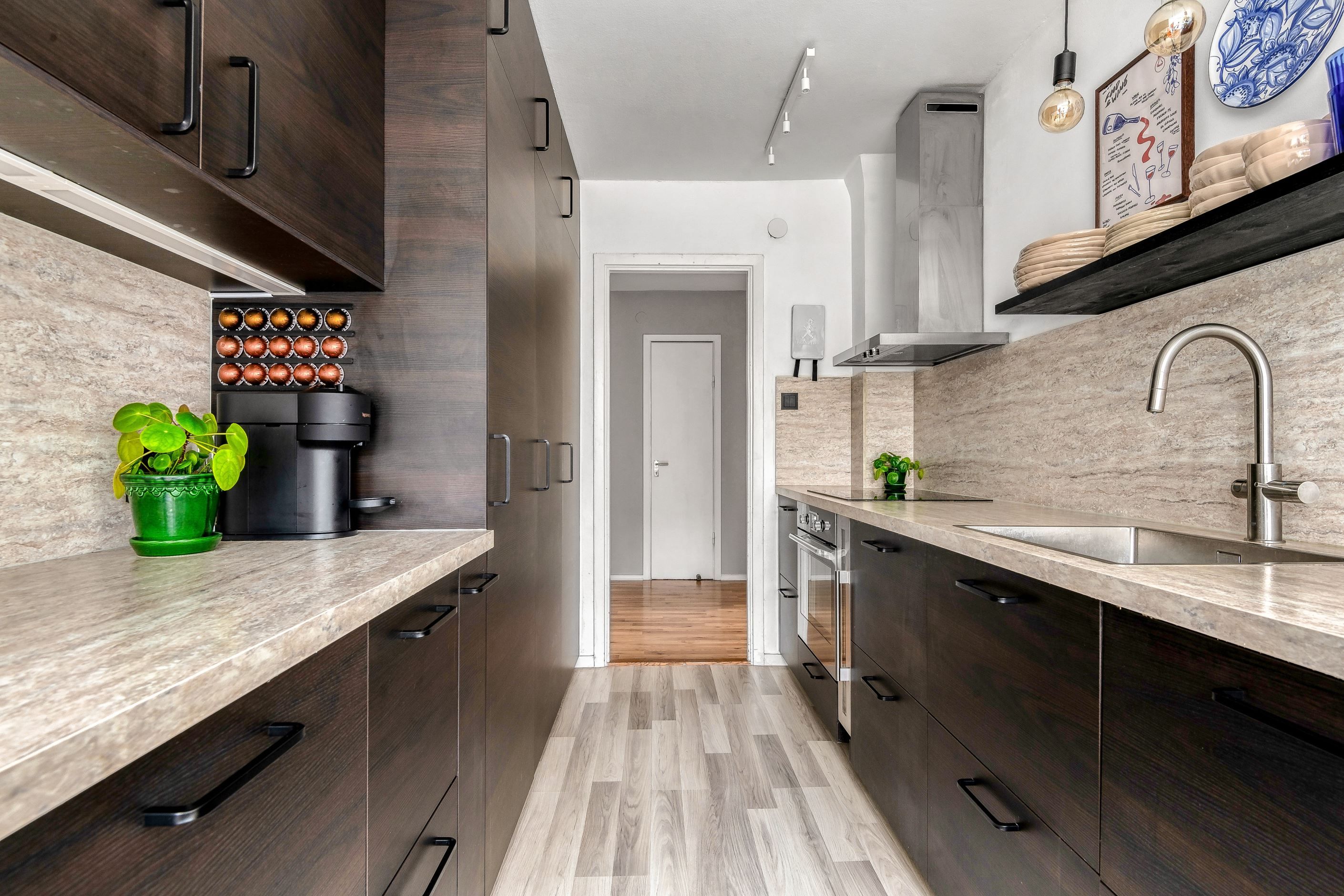 Gott om förvaring i många skåp och lådor